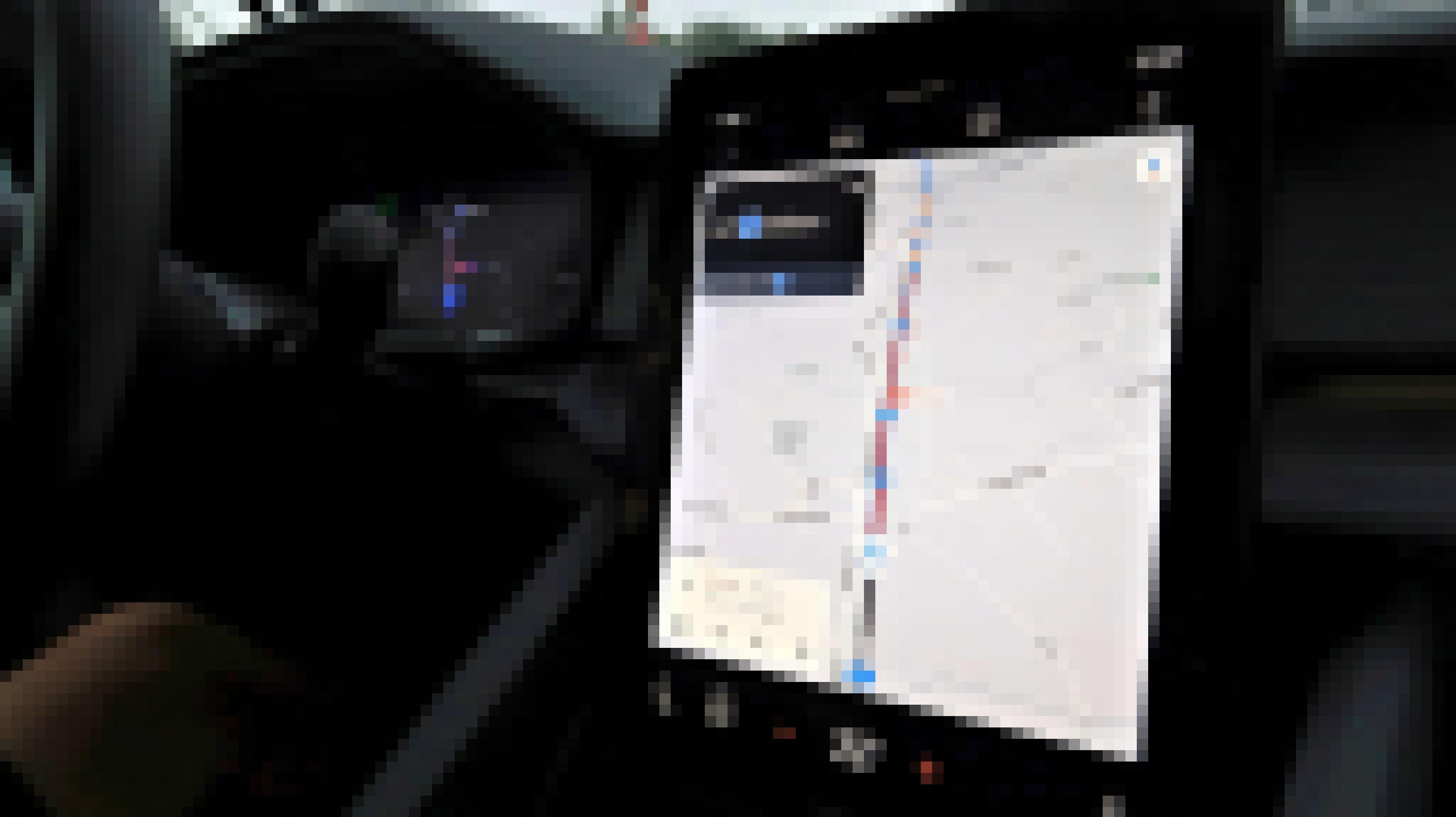 Nahaufnahme eines Tablet-Bildschirms, der in einem Auto montiert ist.