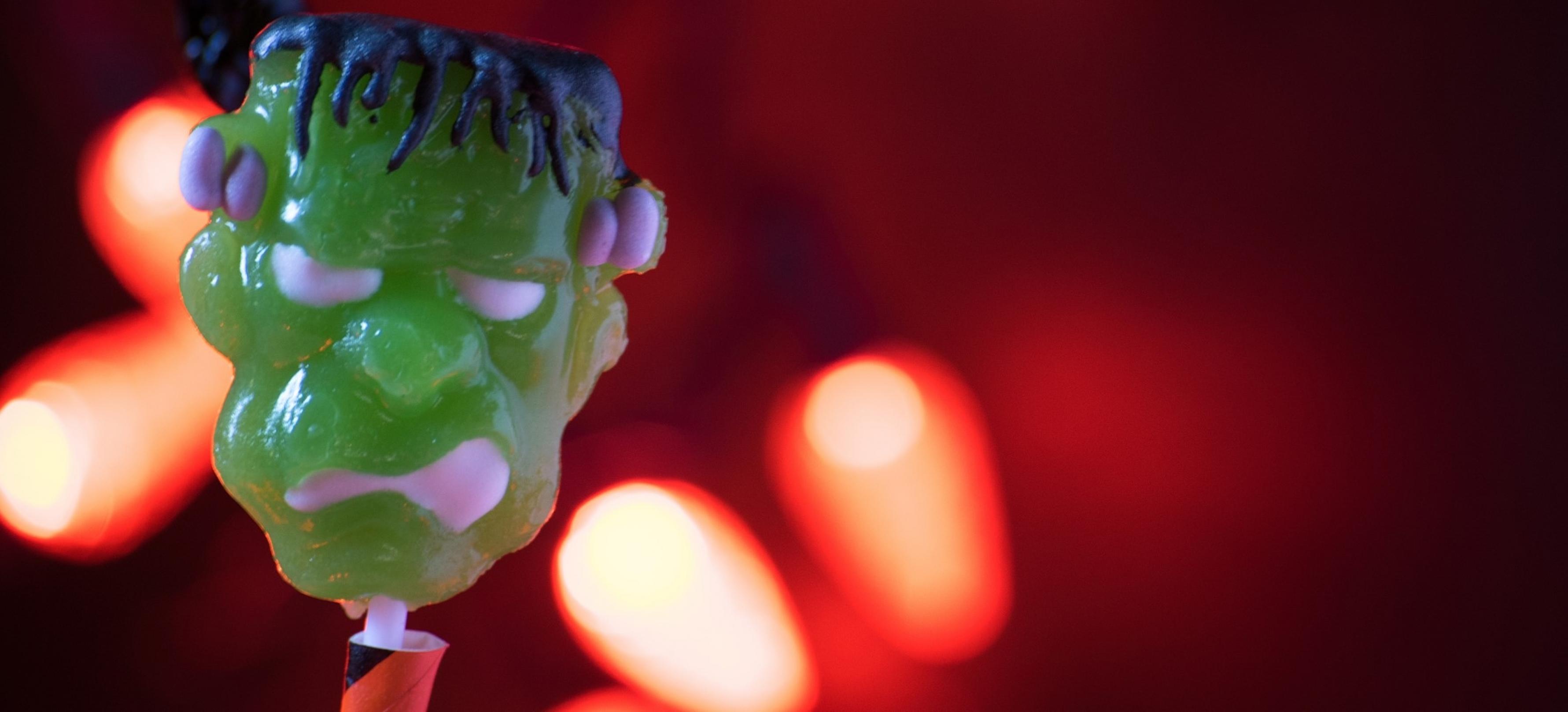 grüne Frankenstein-Figur in Effekt-Beleuchtung