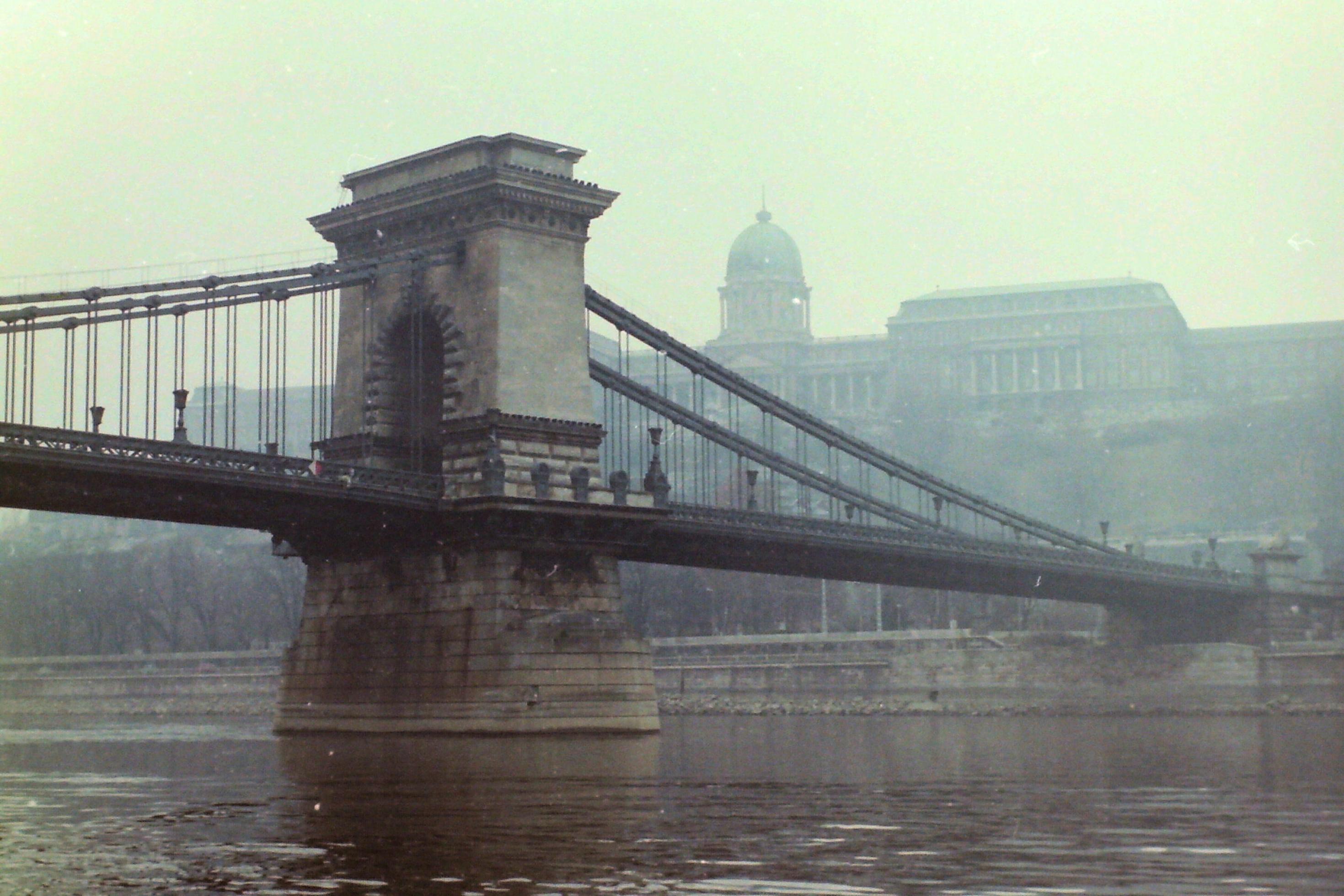 Alte Brücke über den Fluss und Palast