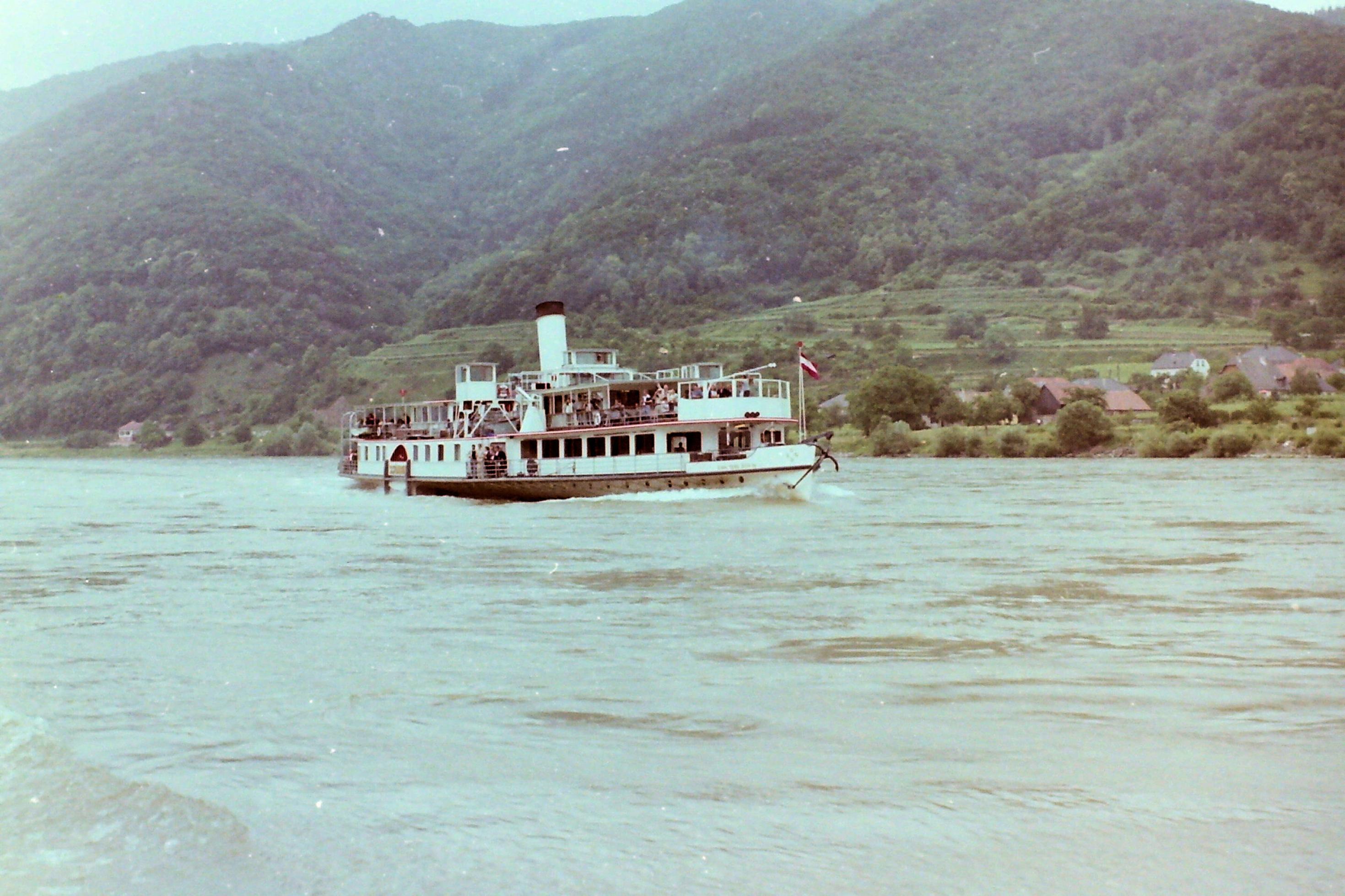 Ein kleines Dampfschiff fährt auf dem Fluss