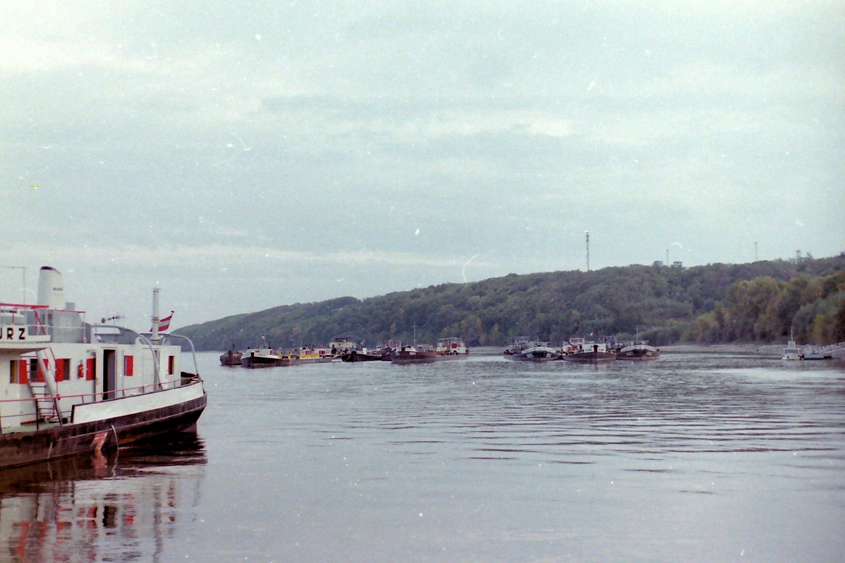 Frachtschiffe stehen auf dem Fluss