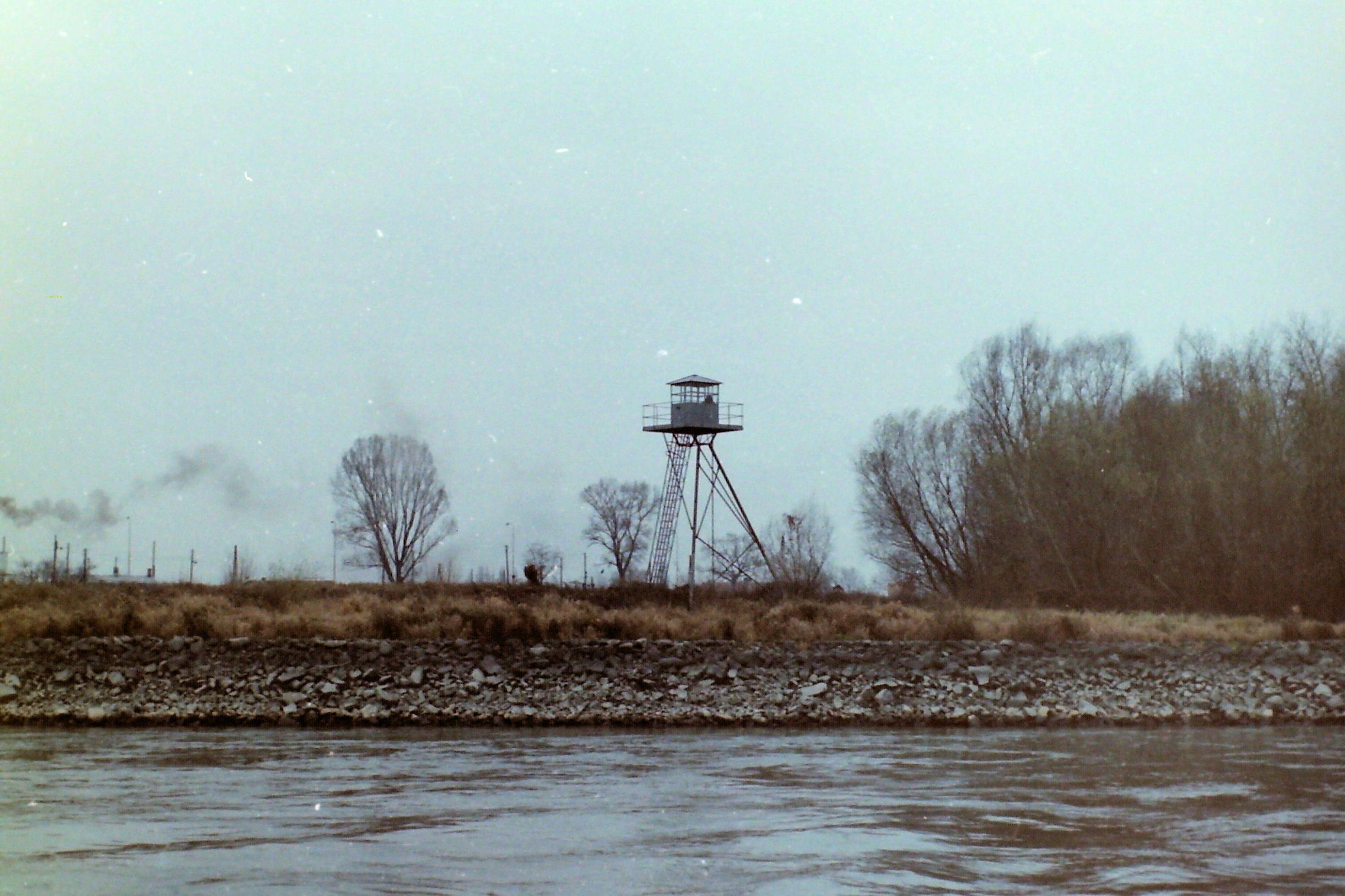 Eiserner Turm am Ufer zur Grenzkontrolle