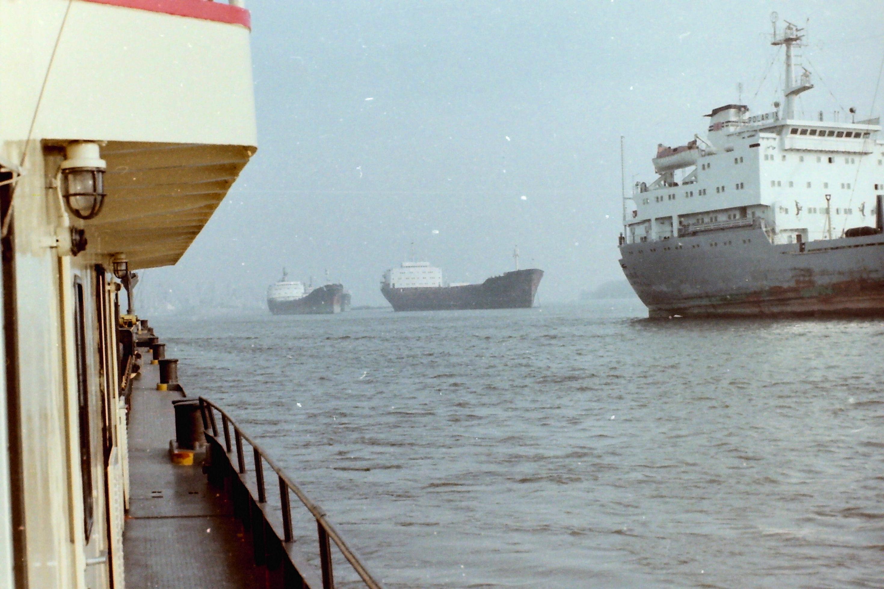 Drei große Passagierschiffe vom kleinen Frachtschiff aus gesehen