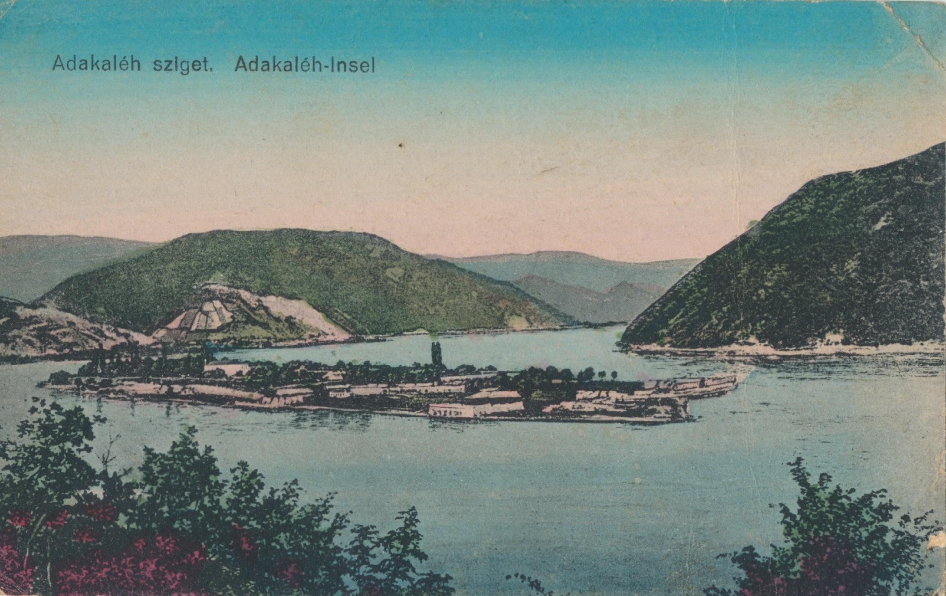 Kolorierte Postkarte einer kleinen Insel im Fluss zwischen schroffen Bergen.