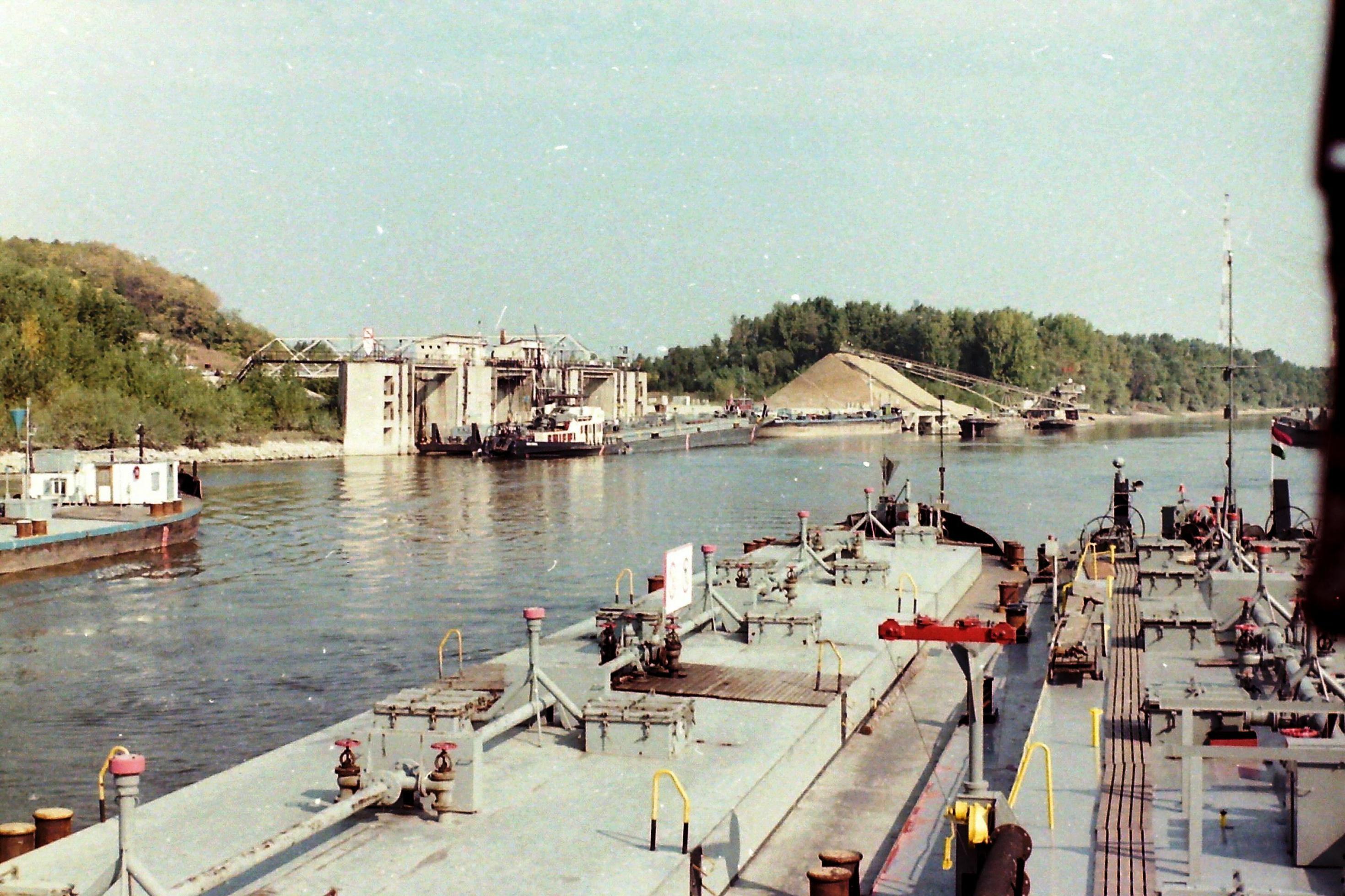 Frachtschiff auf dem Fluss an einer Ladestation