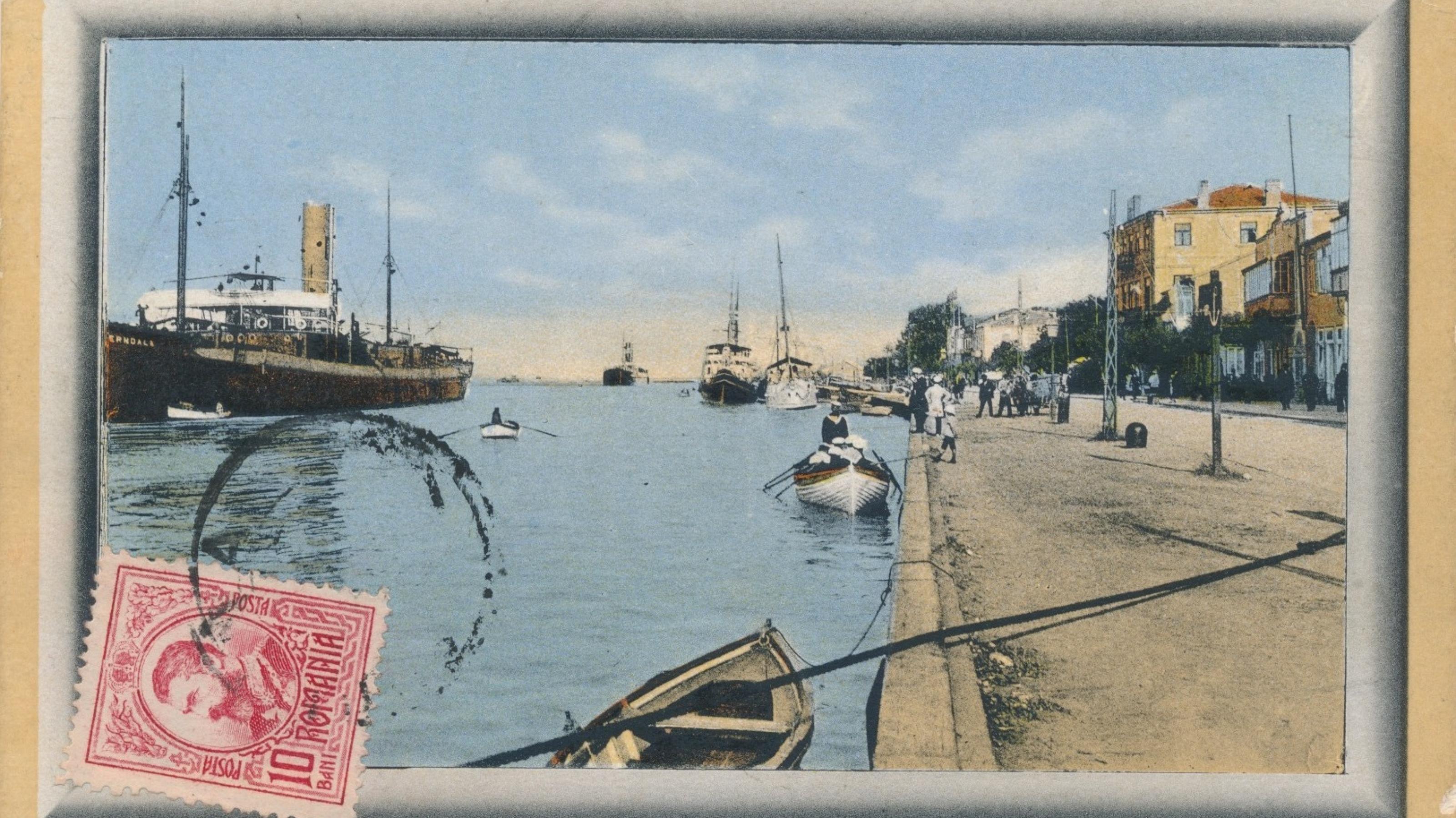 Alte illustrierte Postkarte mit Briefmarke mit Fluss, Häusern, Schiffen, Menschen