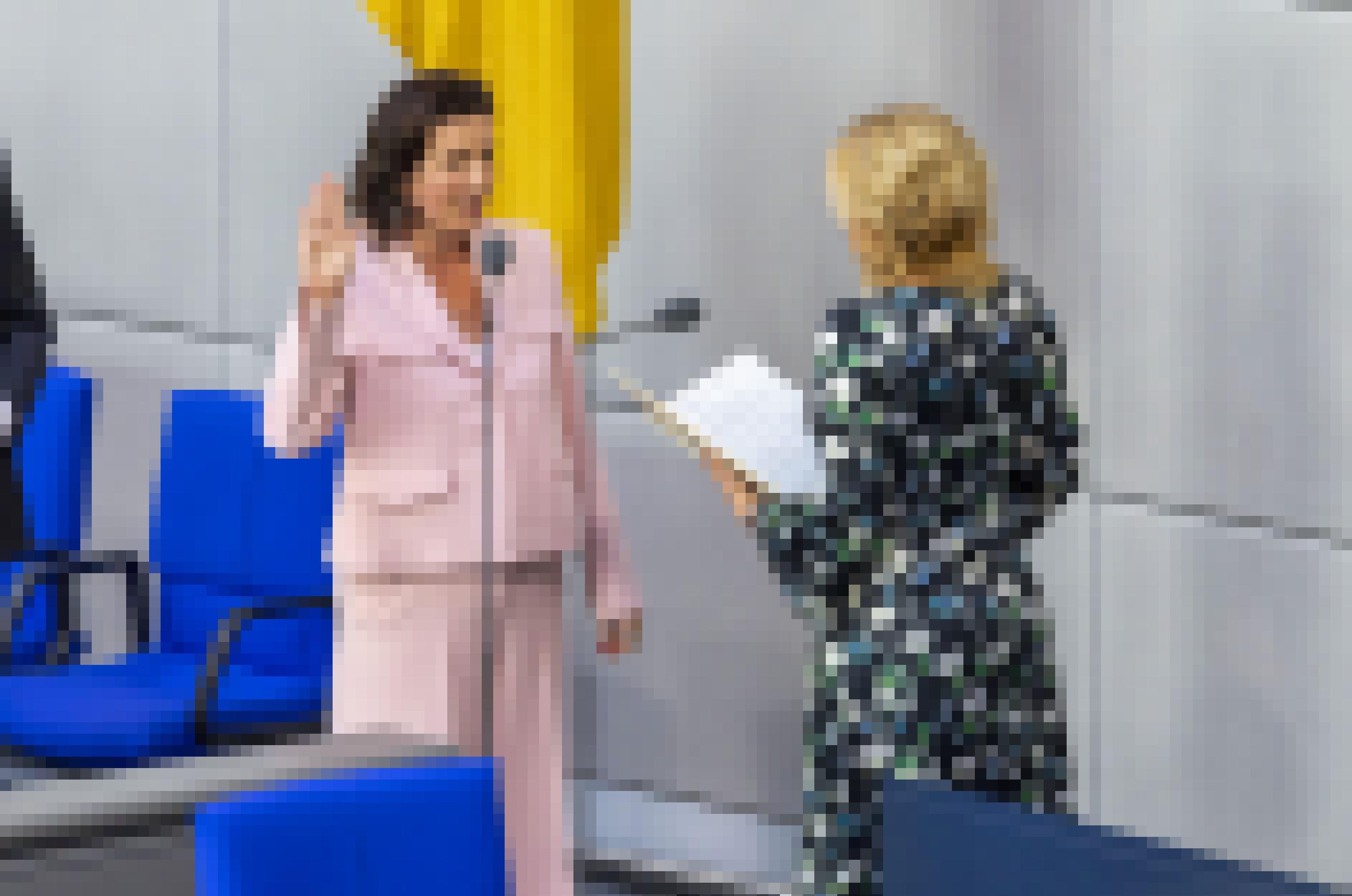 Vor einer Deutschlandflagge im Bundestag leistet Dorothee Bär mit erhobener Hand ihren Amtseid, von hinten zu sehen ist Bundestagspräsidentin Julia Klöckner mit einer Kladde.