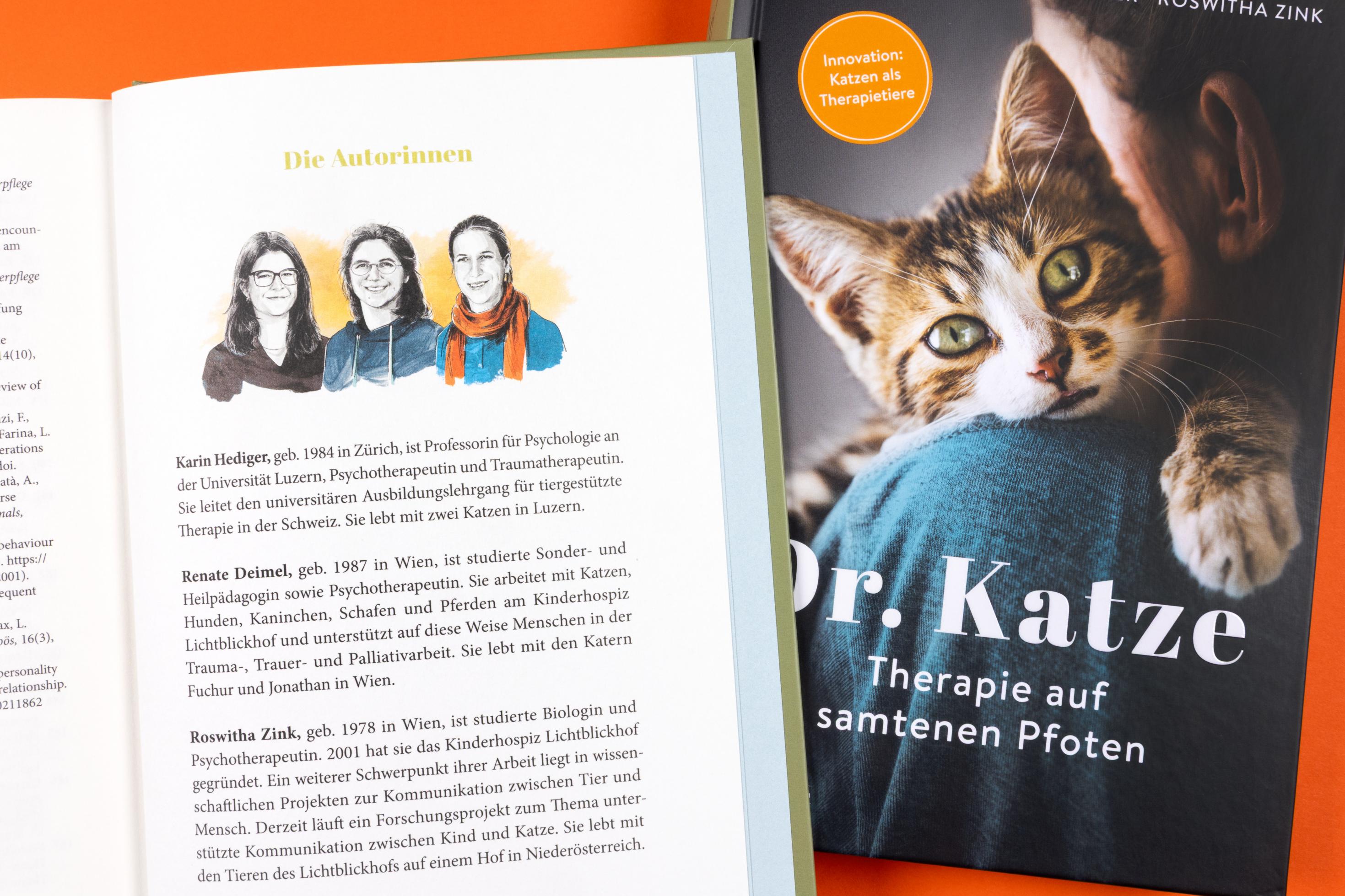 Auf einem Buchcover kuschelt sich eine getigerte Katze an die Schulter eines Menschen.
