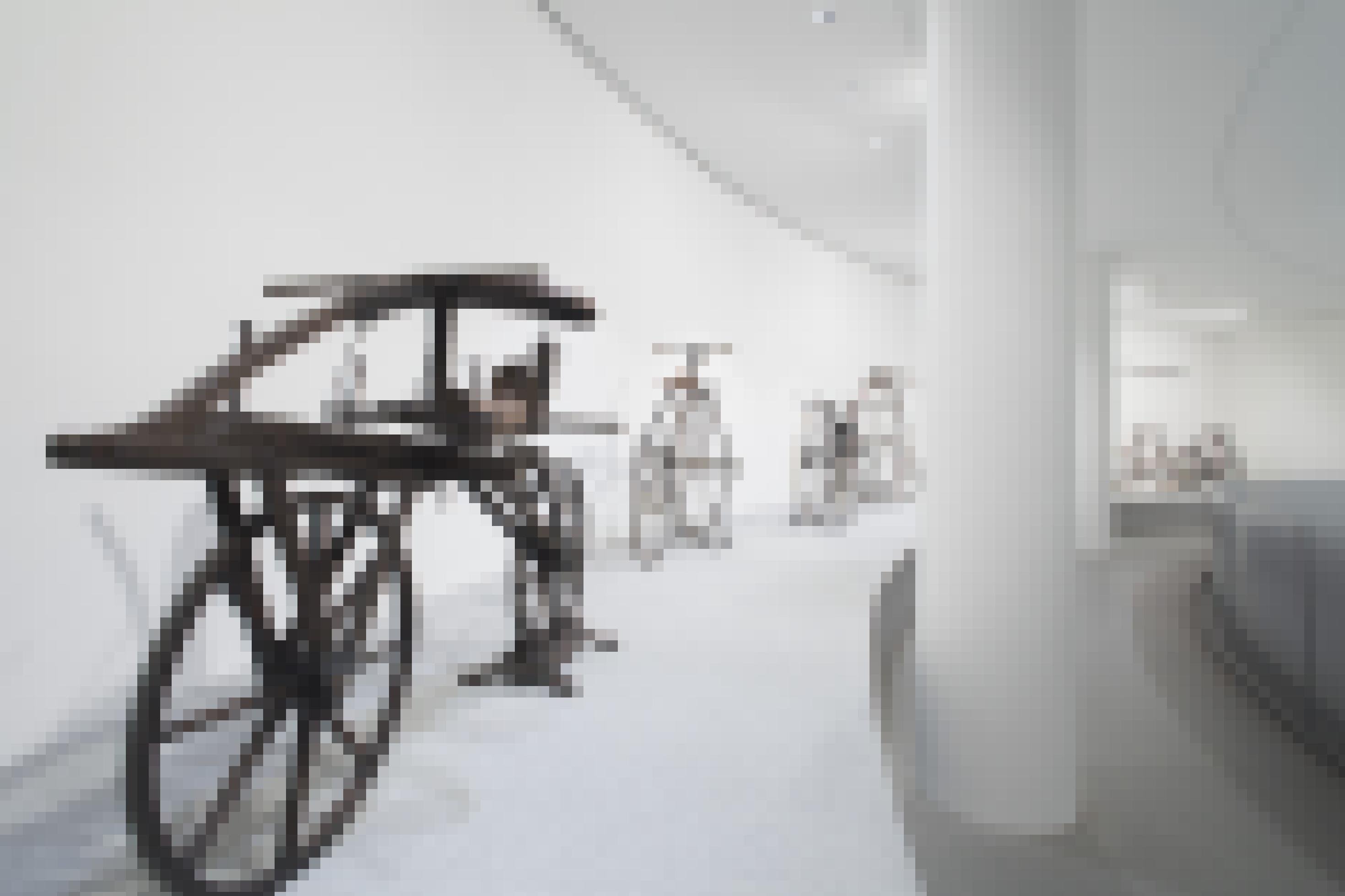 Ausblick in das Rund der Ausstellung mit drei alten Zweirädern im Vordergrund.