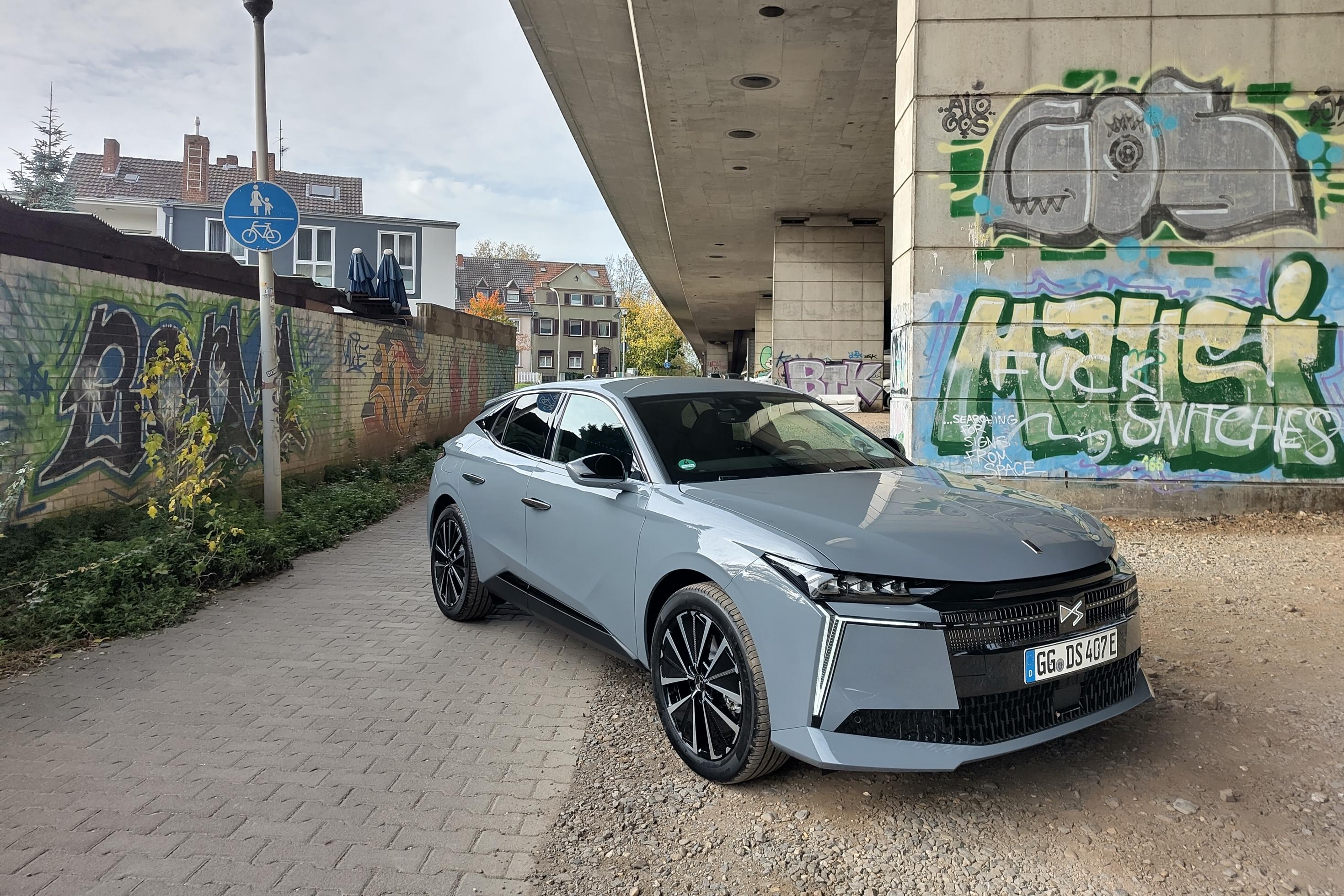 Der DS No. 4 steht unter einer mit Graffiti übersäten Autobahnbrücke.