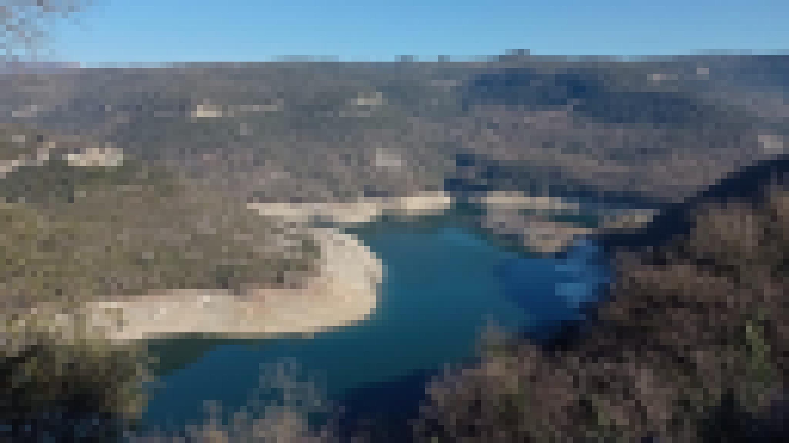 Panorama des Stausees Pantà de Sau in Katalonien, die hellen Ränder machen den historischen Tiefstand des Wasserpegels sichtbar.