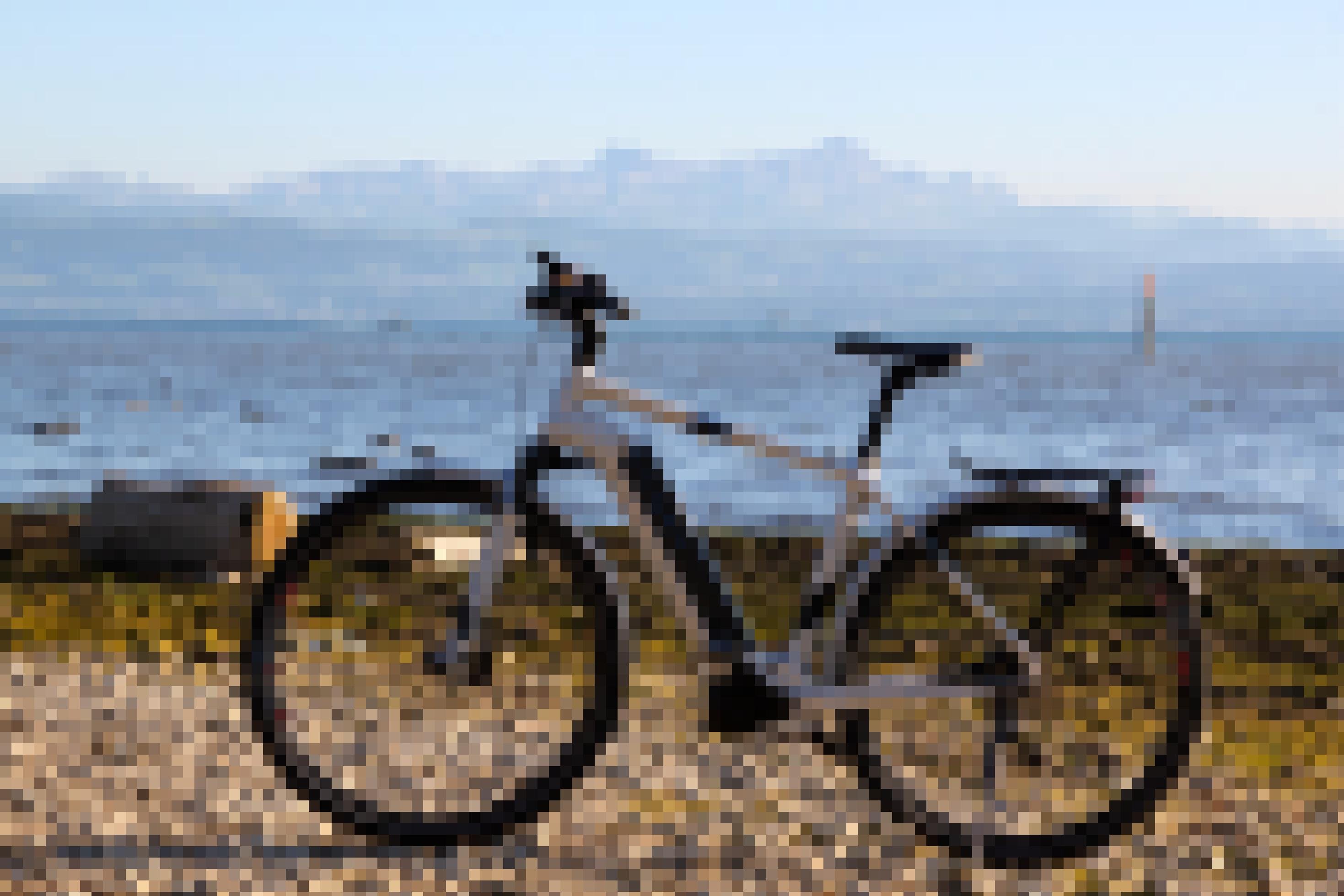 Das E-Bikes steht im Schotter vor einem See