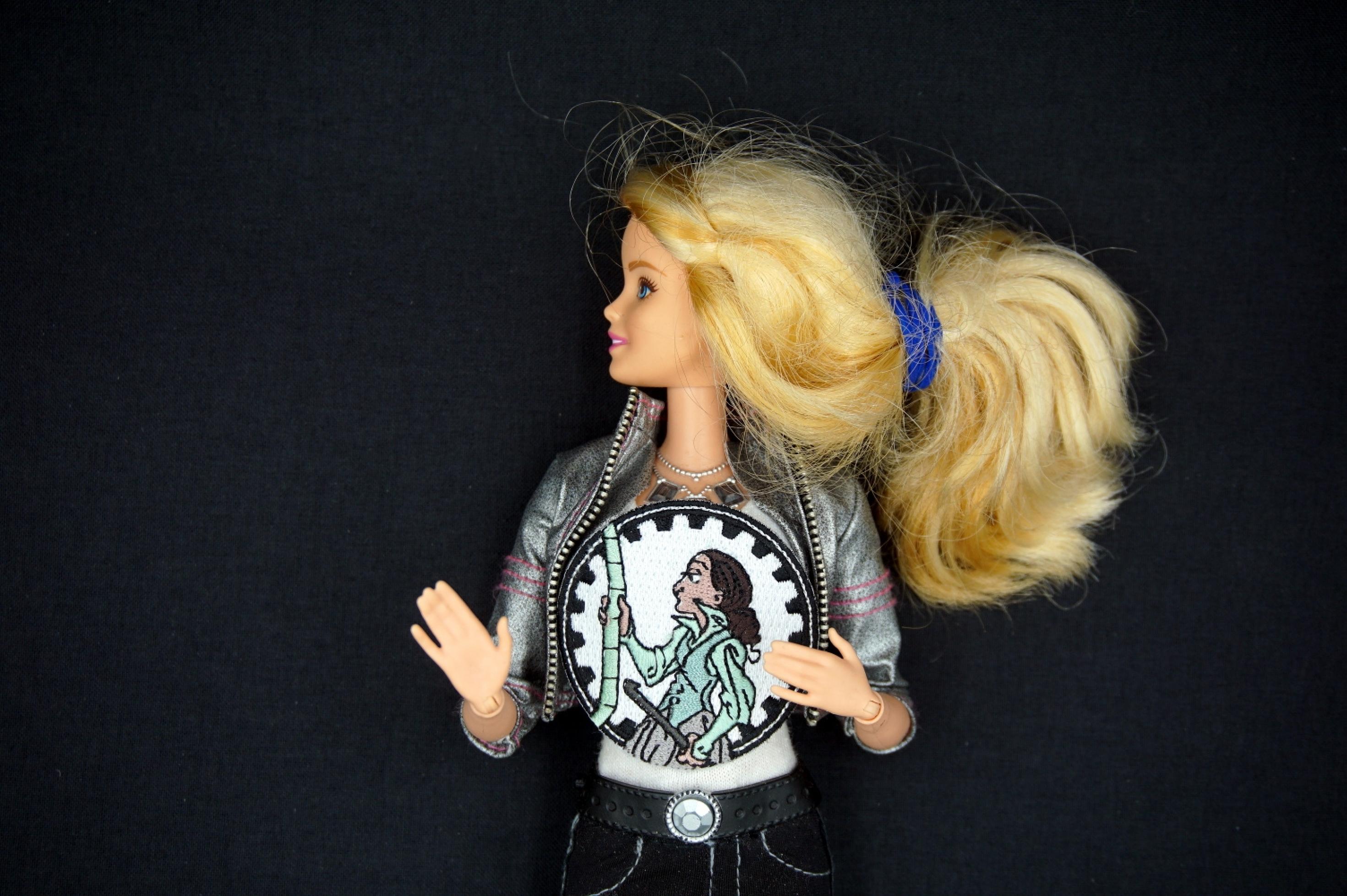 Eine sprechende Barbie-Puppe mit Ada Lovelace T-Shirt