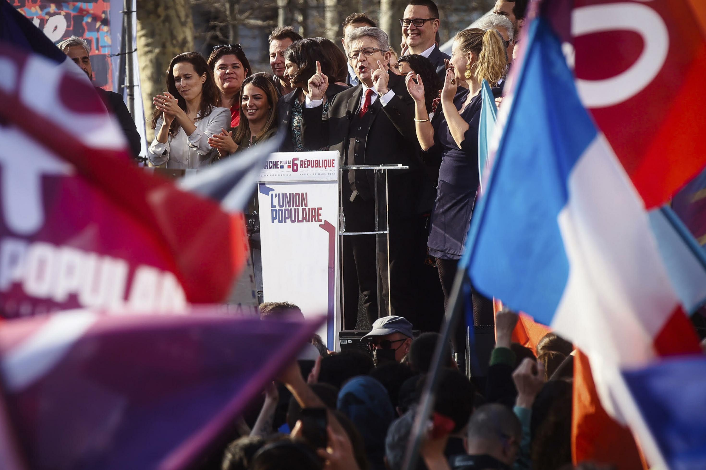 Der Kandidat Jean-Luc Melenchon steht in Paris vor einer Menschenmenge.