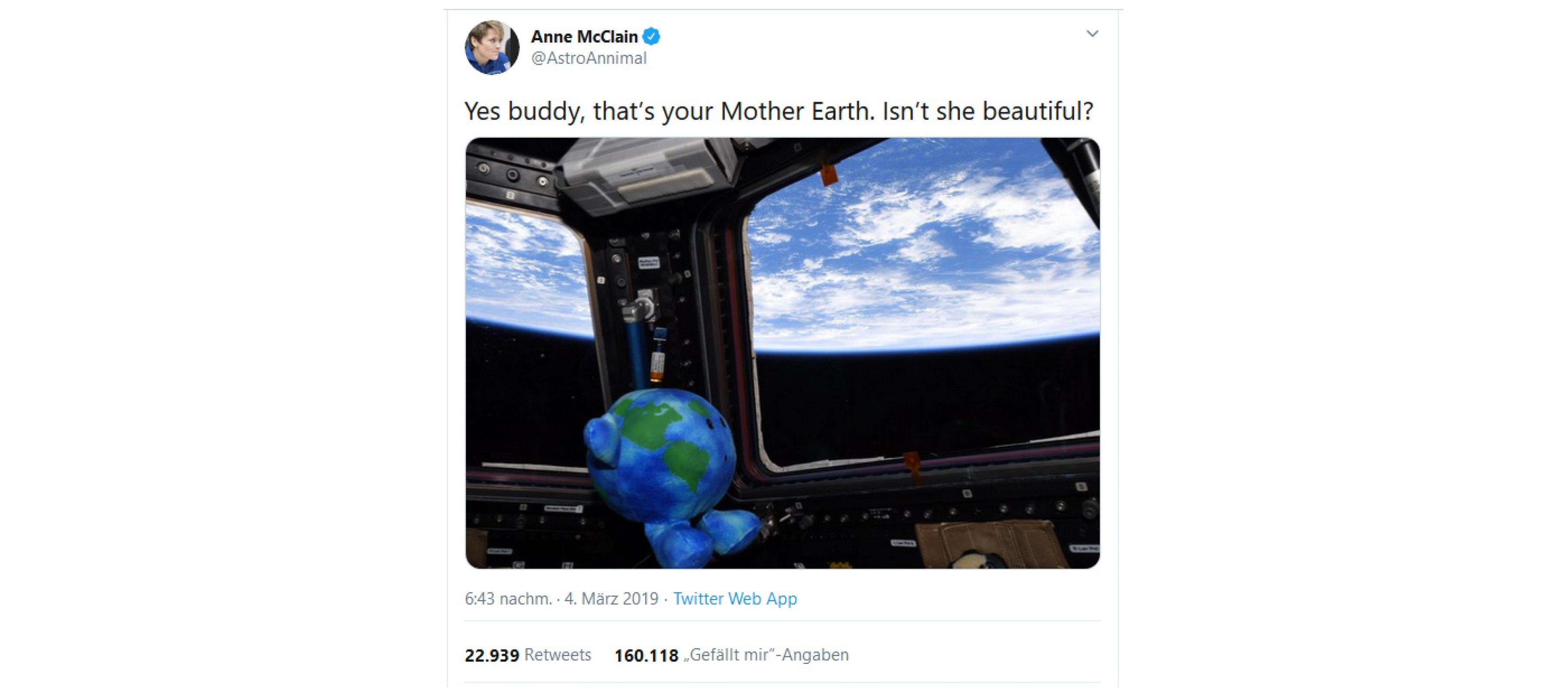 Anne McClain lässt ihren Talisman aus der ISS auf die Erde schauen: Ja Kumpel, das ist deine Mutter Erde. Ist sie nicht schön?