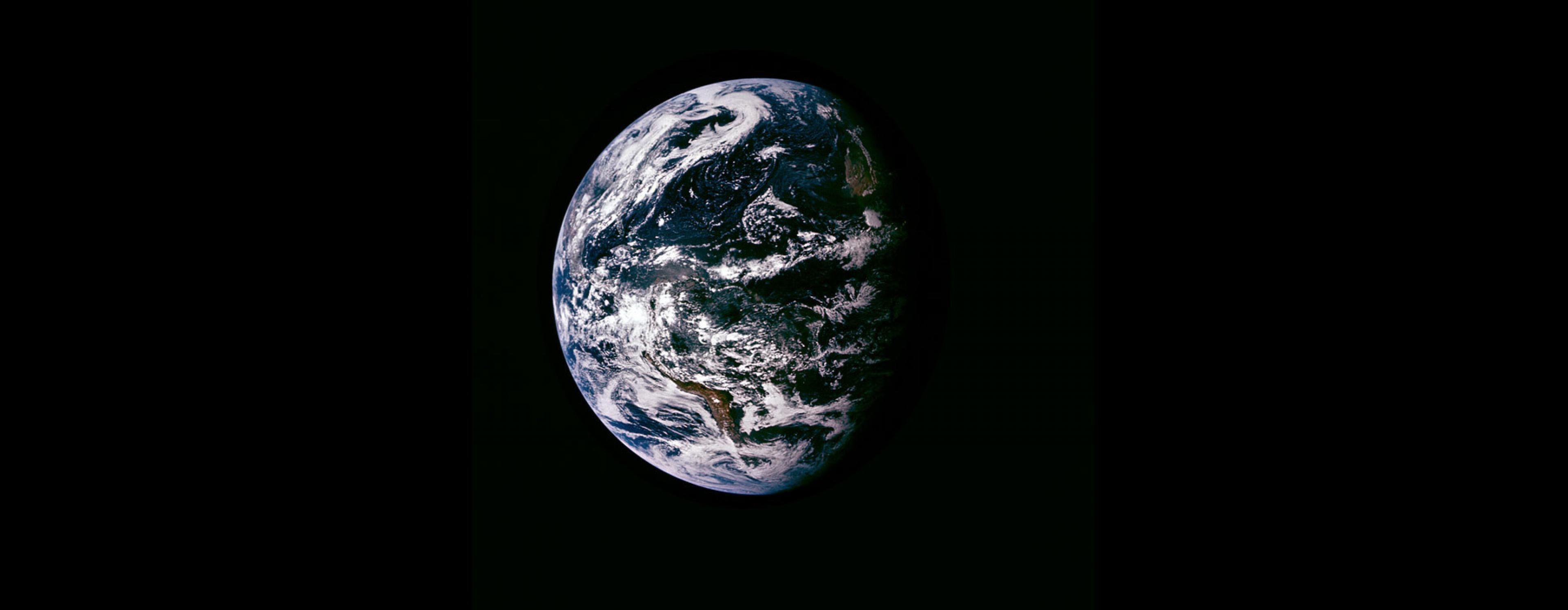 Der blaue Planet Erde, aus Sicht der drei NASA-Astronauten der Mission Apollo 15 David Scott, Alfred Worden und James Irwin.