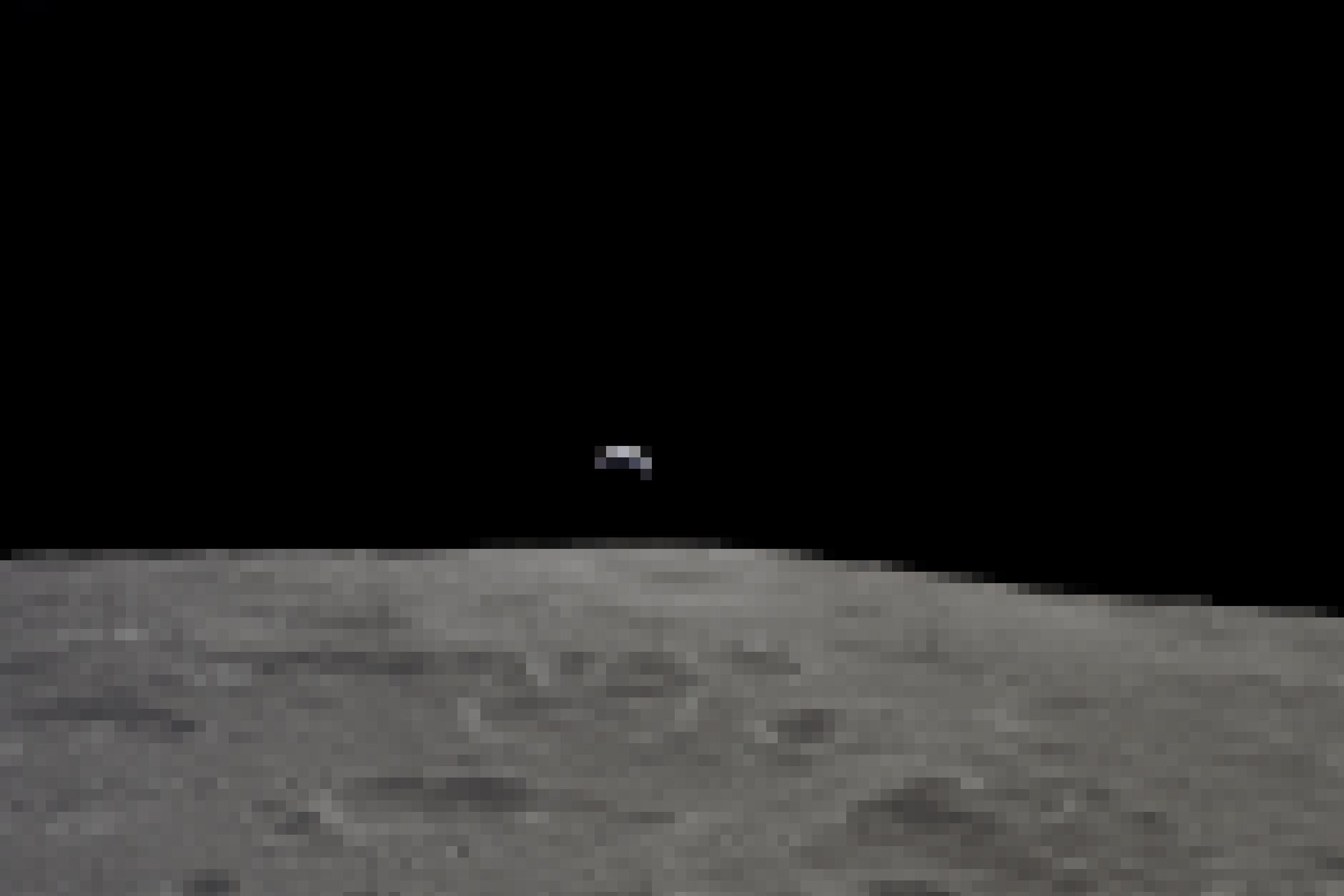 Die graue Oberfläche des Mondes und darüber eine sehr sehr feine Erdsichel, mit dem überwältigendem Schwarz des Weltalls darüber. Das Bild am 19. November 1969 von der Crew von Apollo 12 aus dem Mondorbit aufgenommen.