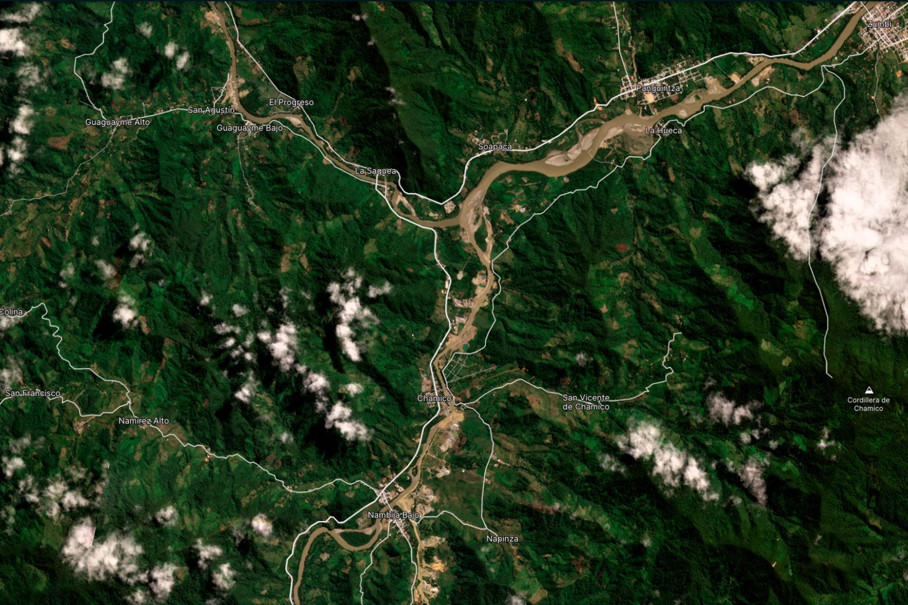 Auf einem Satellitenbild aus 2022 des Rio Zamora bei Pinguintza/Ecuador ist eine große Anzahl von Minen entlang des Flusses erkenbar.