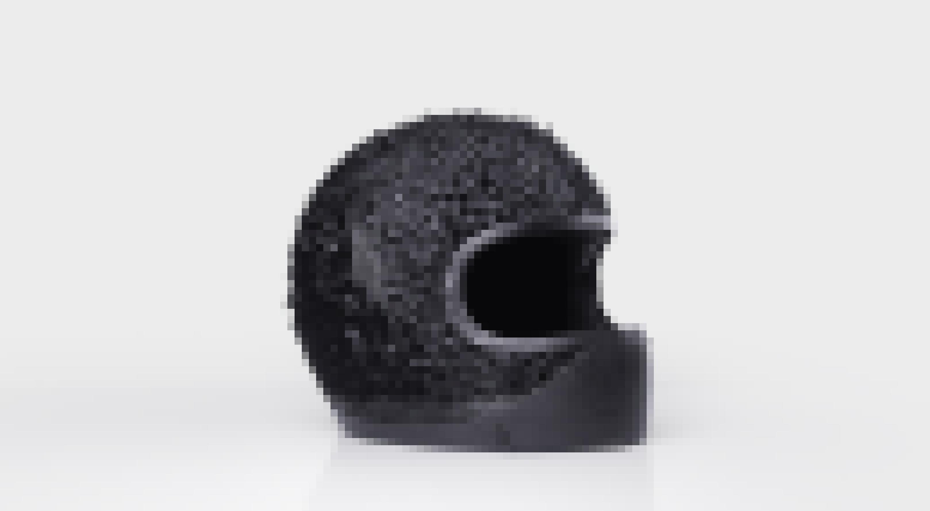 ein schwarzer Helm mit einer schwarzen Gesichtsmaske [AI]