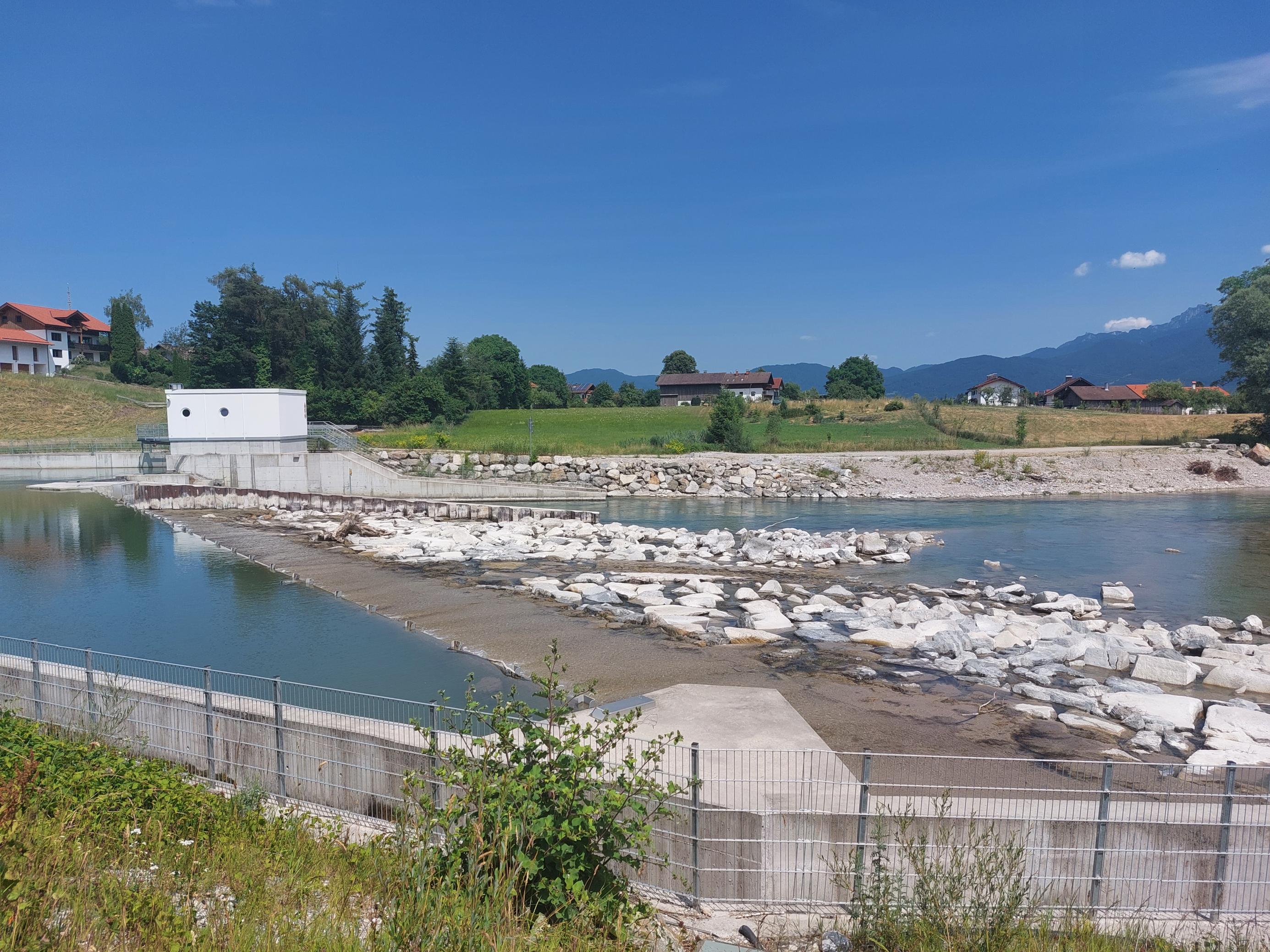 Zu sehen ist die Wehranlage des Schachtkraftwerks in der Loisach bei Großweil in Bayern.