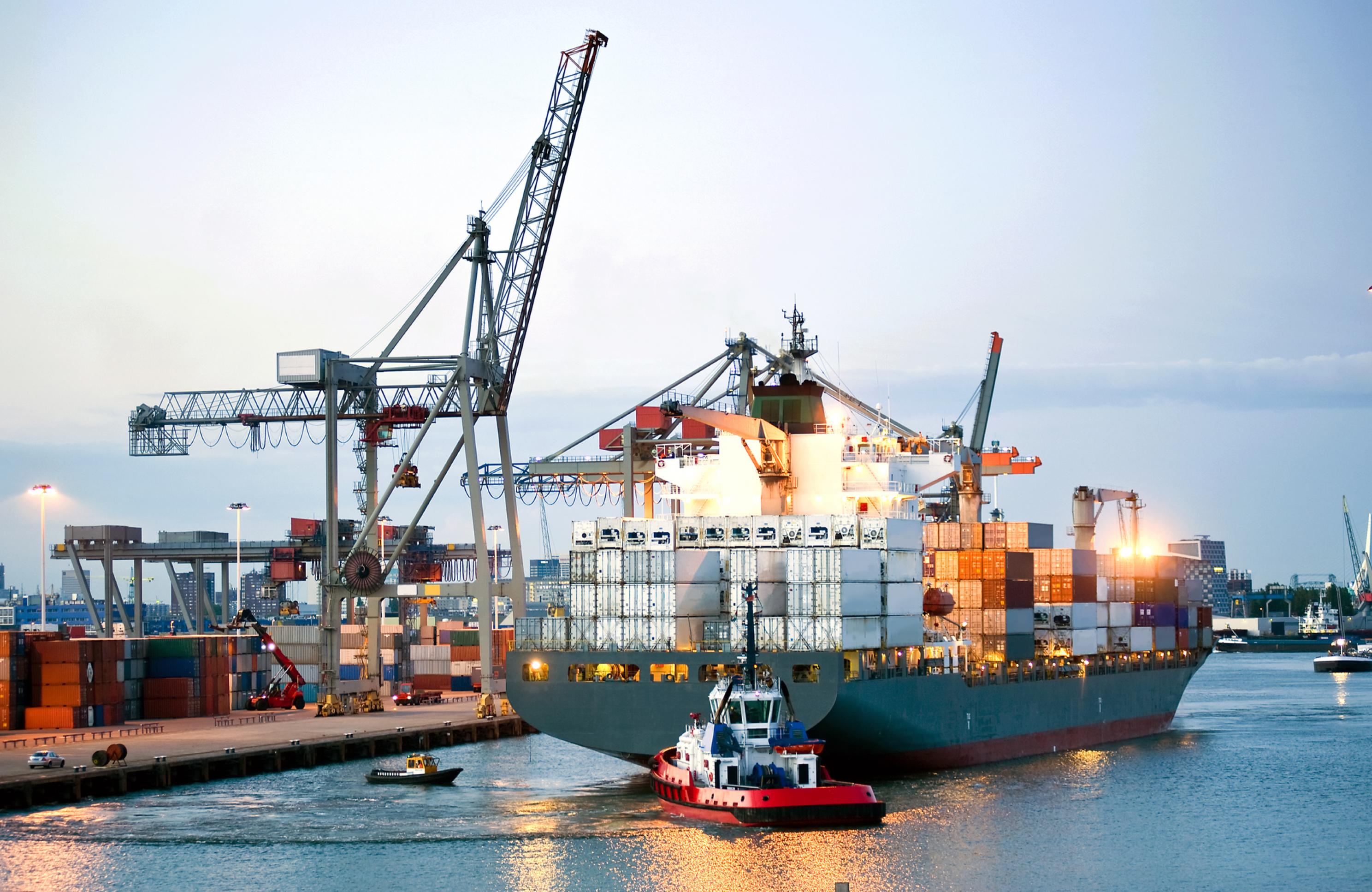 Ein riesiges Containerschiff im Hafen.