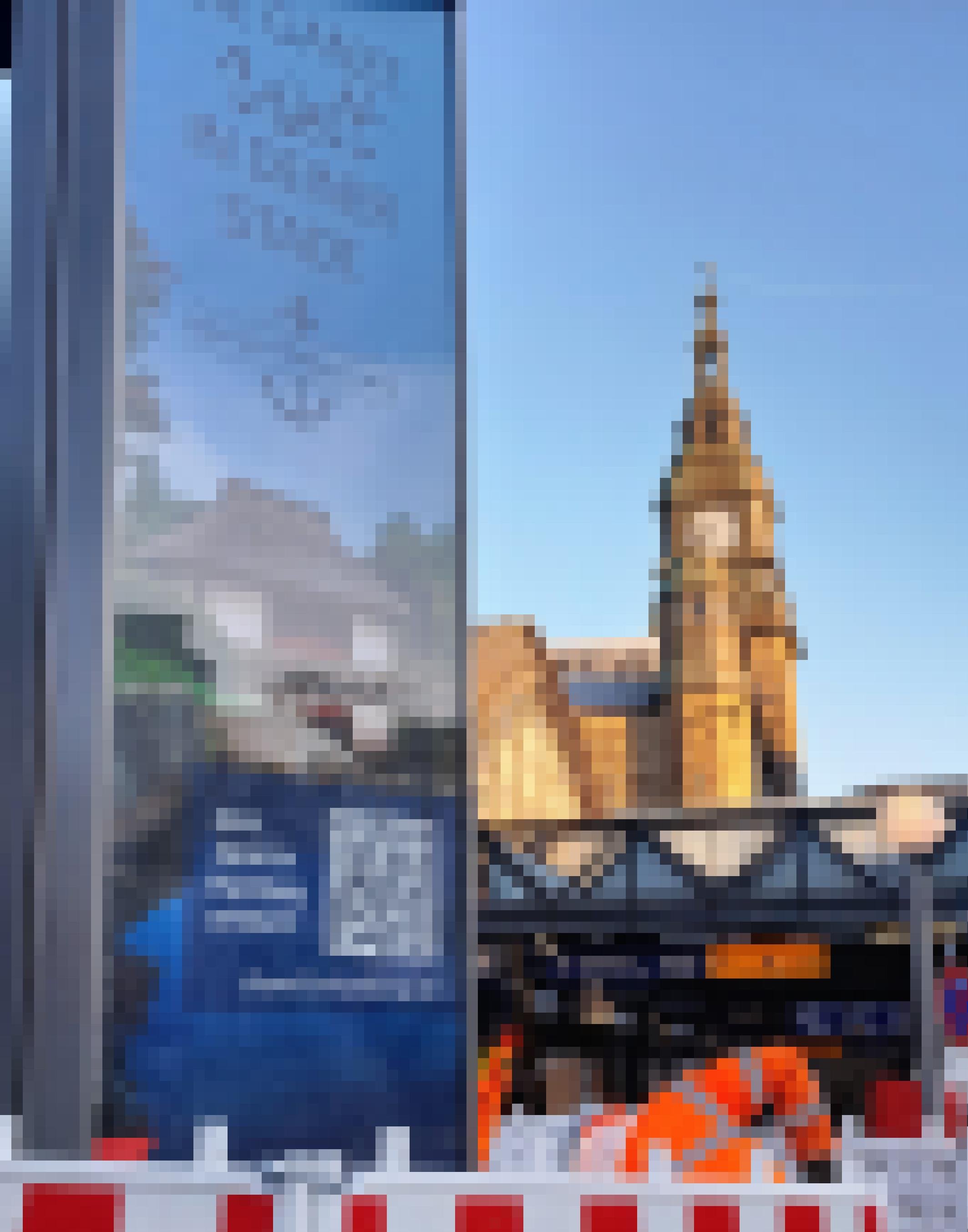 „Die ganze Welt in deiner Stadt – weil wir Hamburg sind“, lobhudelt eine futuristische Litfaßsäule vorm Ausgang Kirchenallee des Hauptbahnhofs, von dem ein stattlicher Turm mit Uhr zu sehen ist, welche etwa 7 Uhr 40 anzeigt.