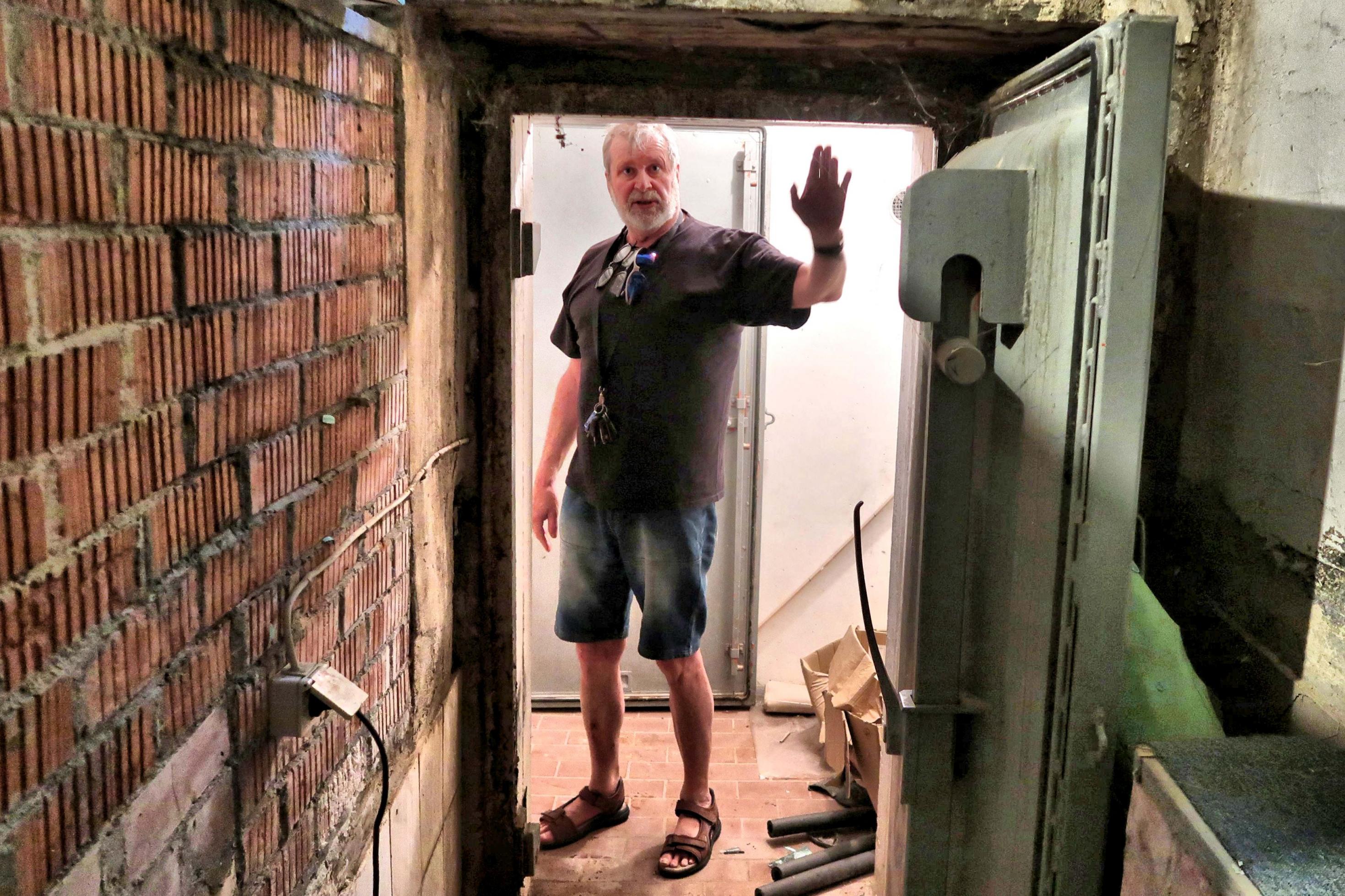 Michael Grimm steht im Eingangsbereich seines Bunkers