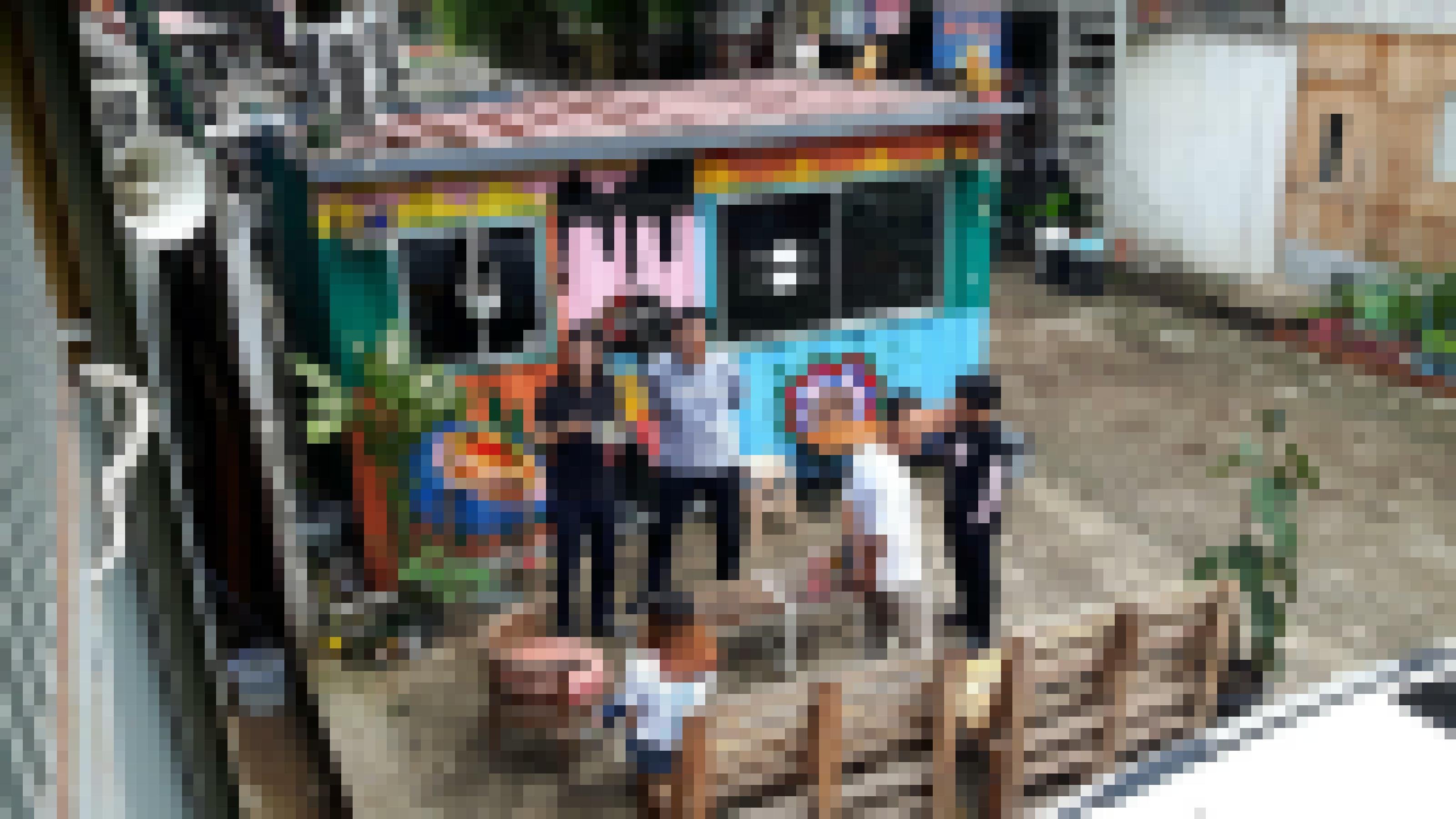 Lachende Menschen stehen im Hof des Gudskul „Studienkollektiv und Ökosystem für zeitgenössische Kunst“ von ruangrupa in Jakarta
