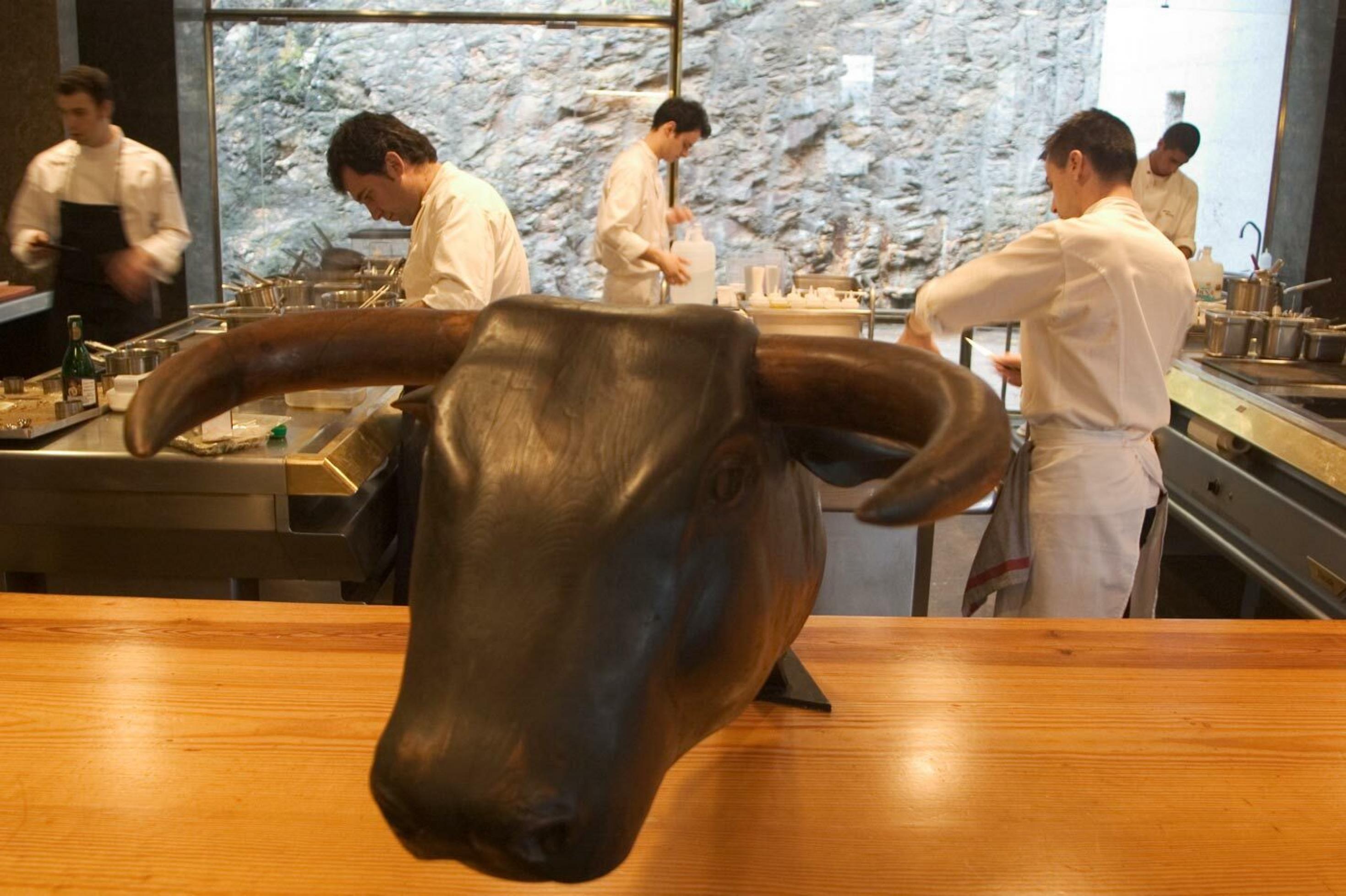 Museum „1846“ in der Cala Montjoi an der spanischen Costa Brava. Dort erwarten einen Objekte, Ideen, Gerichte, Bücher, Workshops, Artikel und Konferenzen. Gleichermaßen soll sich das Museum ab April 2022 für Fans der Spitzengastronomie, wie für ein kulturinteressiertes Publikum als Erlebnisort etablieren.