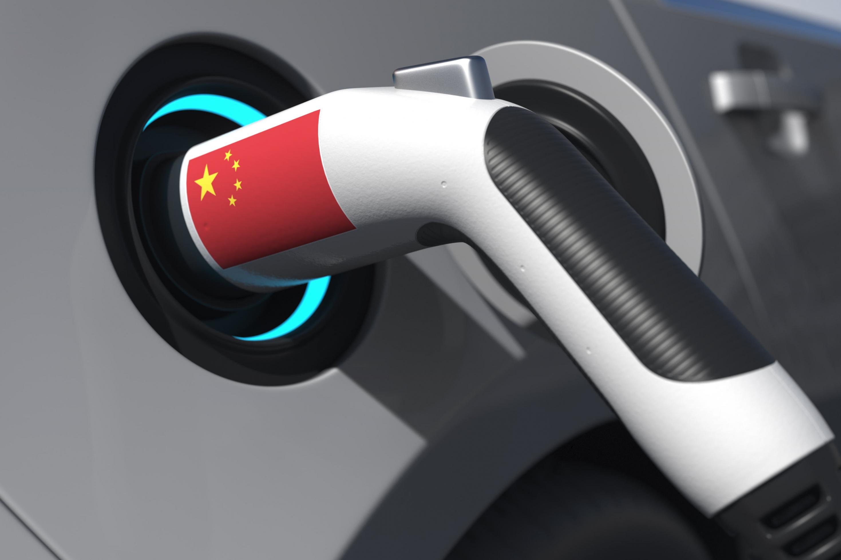 Ladestecker eines Elektroautos mit China-Fahne
