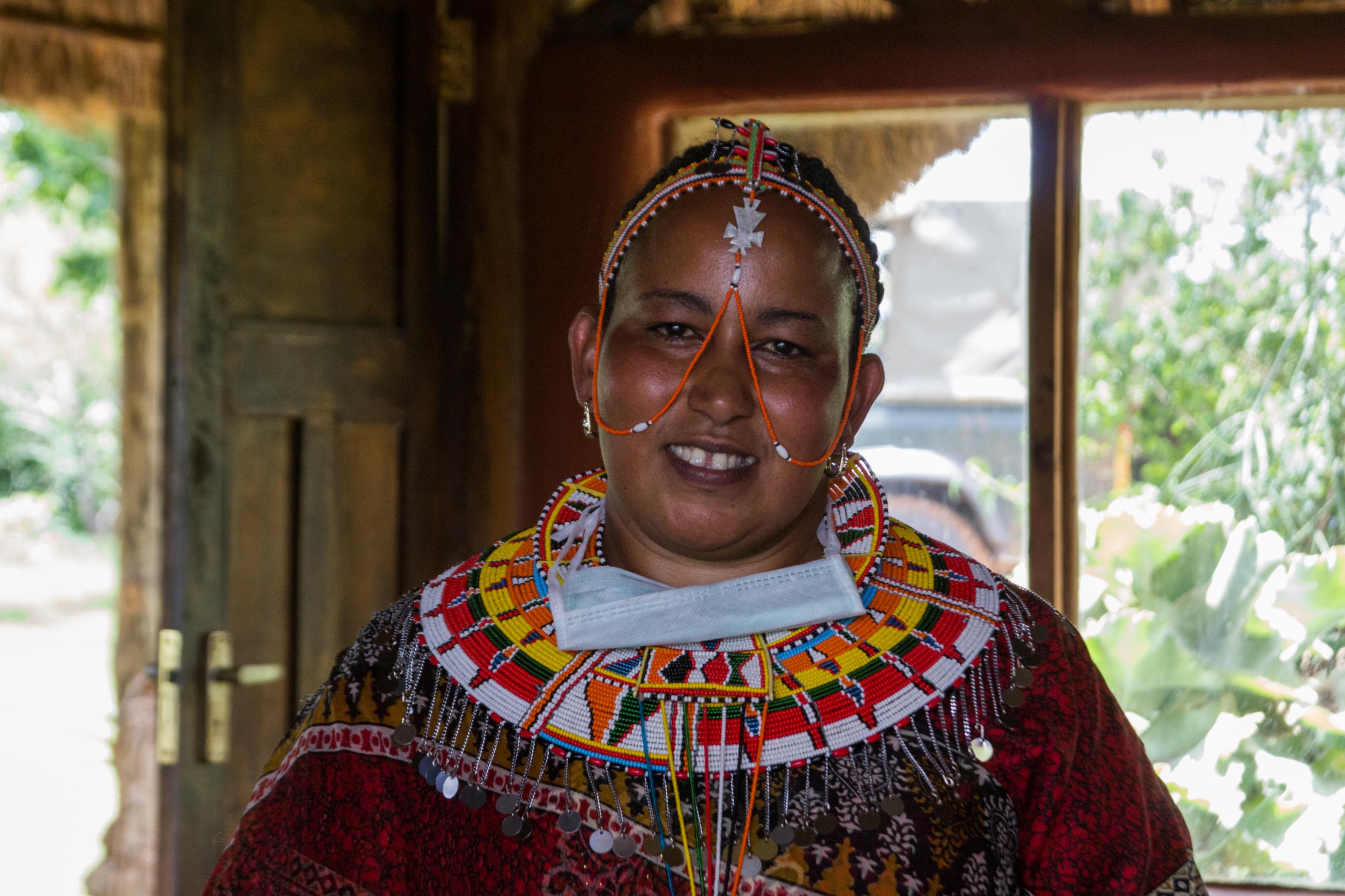 Ellie Modeste leitet mit ihrem Mann im Nordwesten Laikipias eine Lodge, die der Massai-Gemeinschaft gehört. Ellie Modeste ist jung, Mitte 30. Sie trägt aufwändigen Perlenschmuck der Massai: eine breite Halskrause und ein Stirnband, von dem Ketten hängen, die auch das Gesicht verziehen.