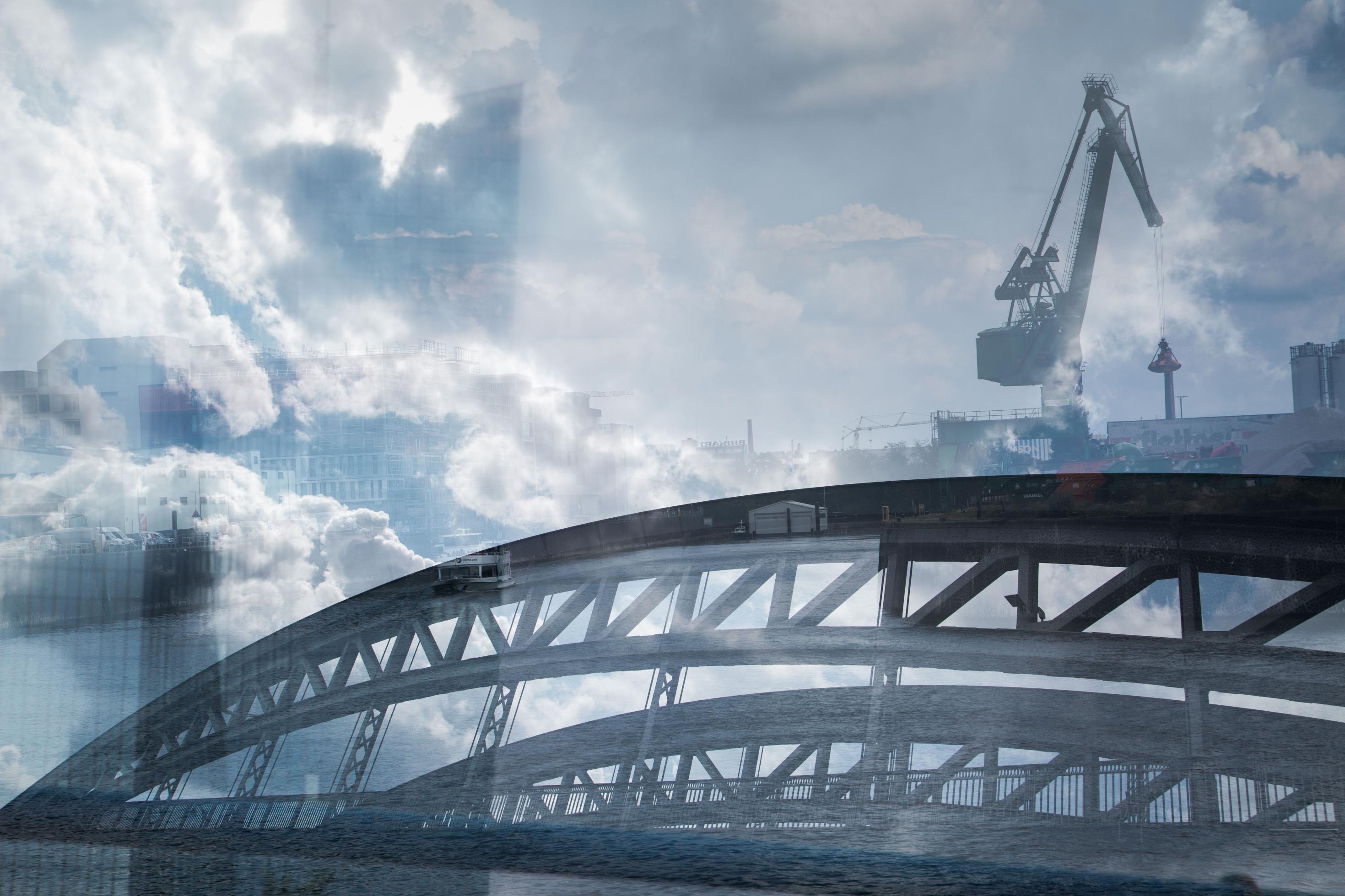 Der Fotokünstler El Rolé hat den Osthafen in Frankfurt am Main fotografiert. Zu sehen sind ein Container-Kran und eine Brücke.