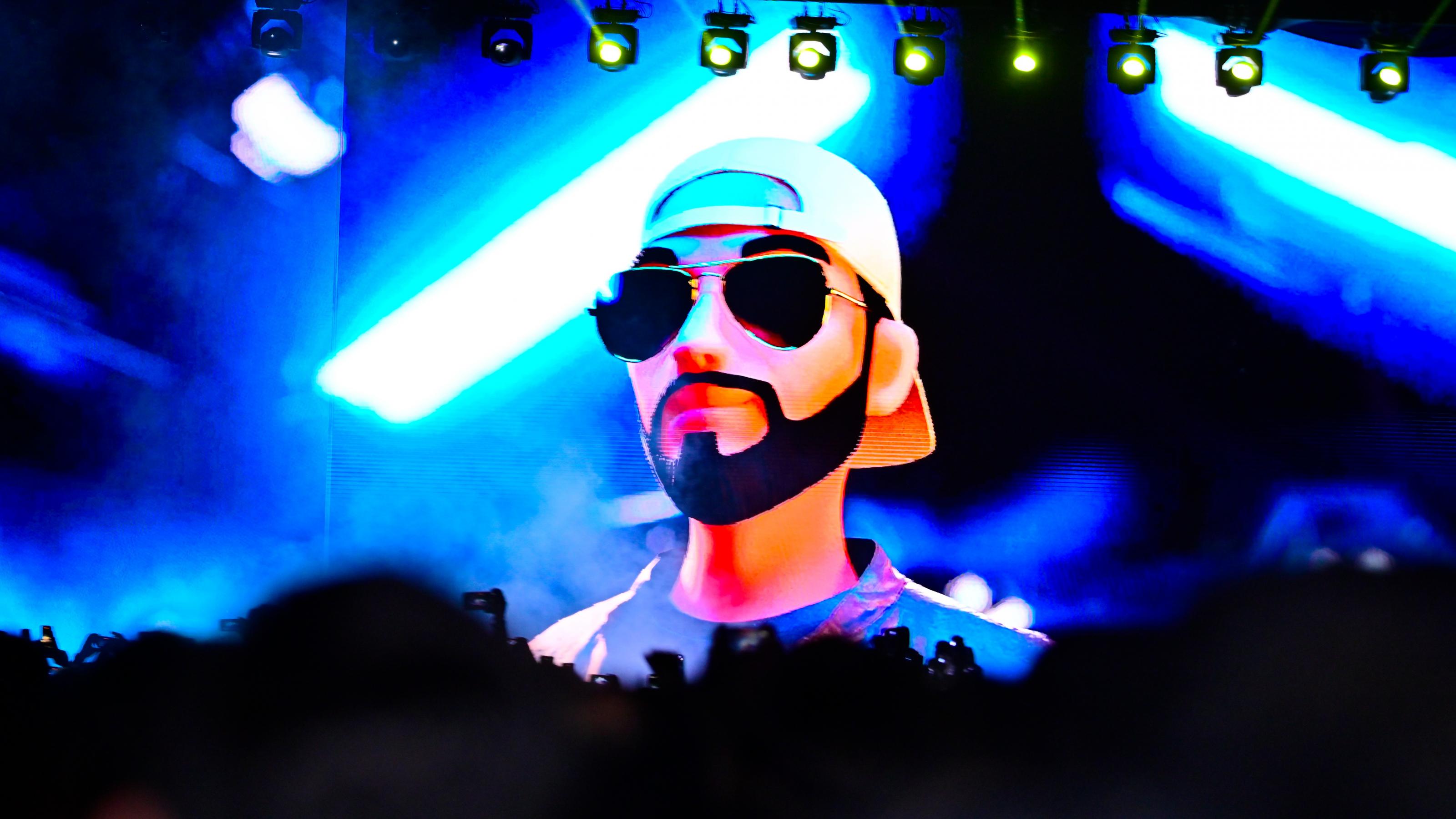 El Salvadors Präsident in einem digital bearbeiteten farbintensiven Bild mit Basecap und Sonnenbrille