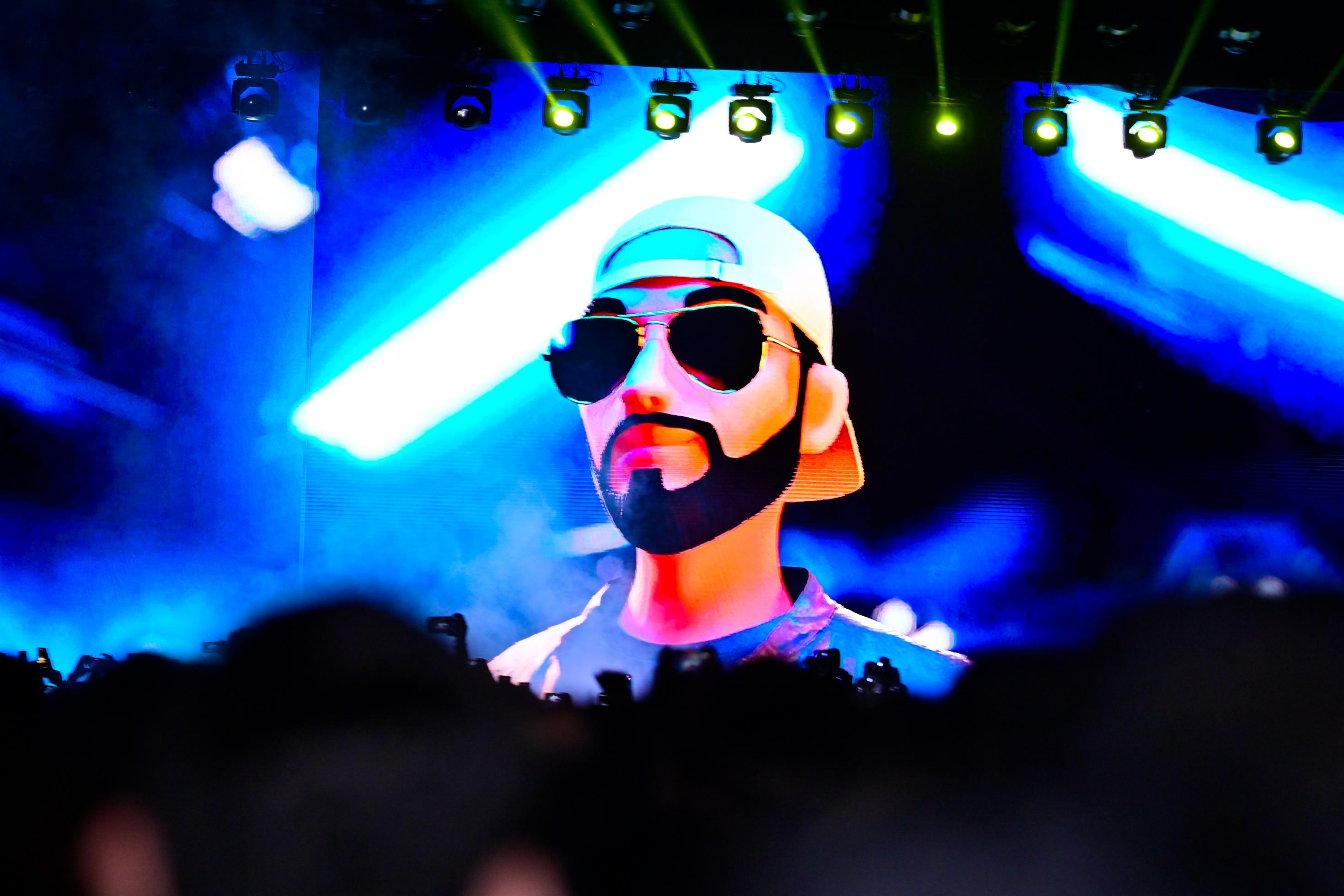 El Salvadors Präsident in einem digital bearbeiteten farbintensiven Bild mit Basecap und Sonnenbrille