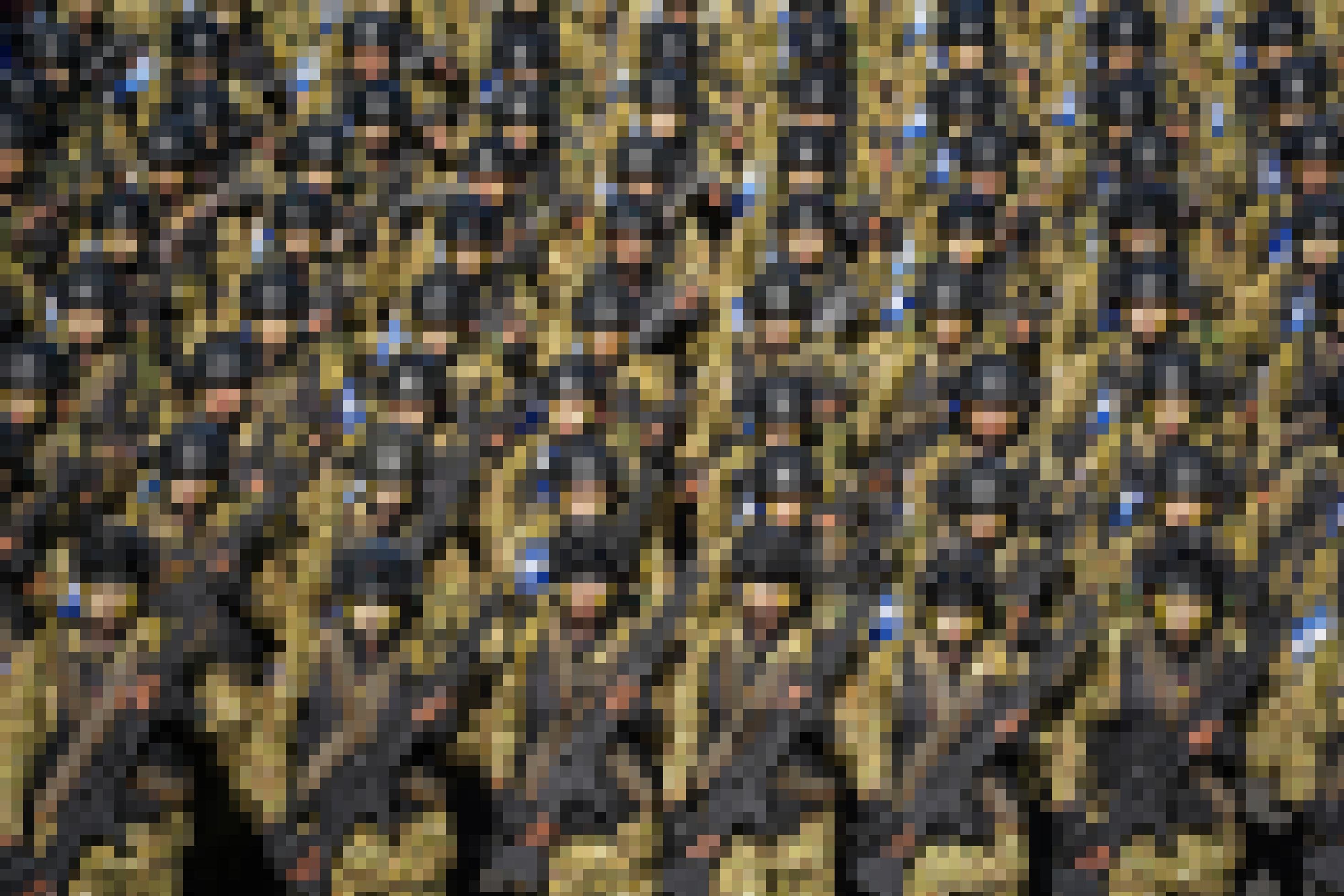 Duzende von Soldaten im Gleichschritt in olivfarbener Tarnkleidung und mit Gewehren, von oben fotografiert.