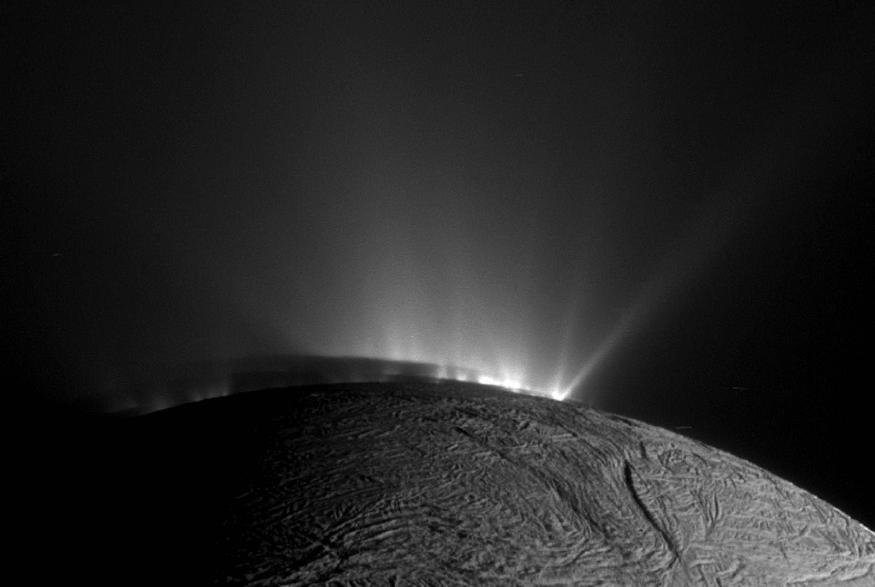 Geysire schießen aus der Oberfläche von Saturnmond Enceladus