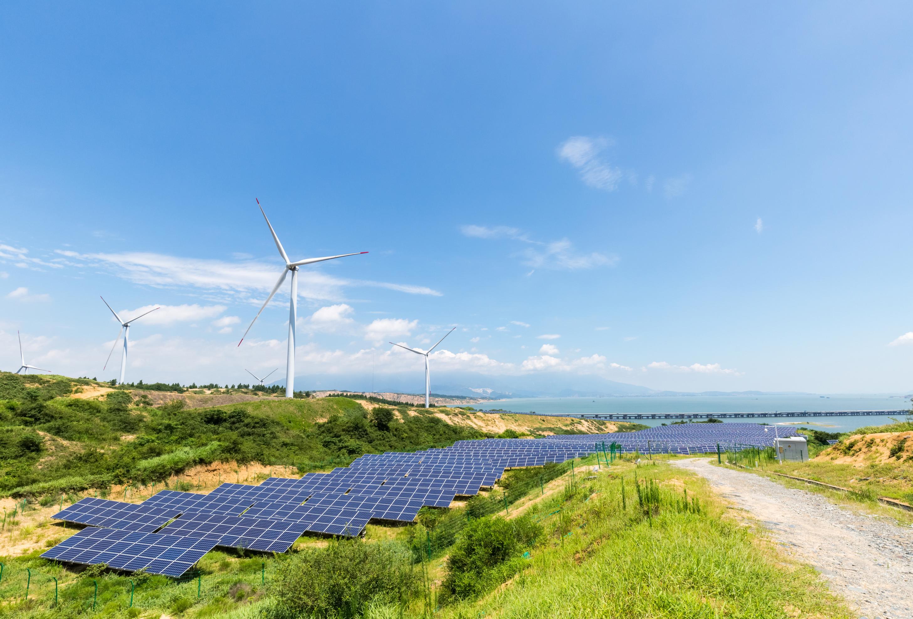 Solar- und Windpark am Poyang-See in China, die Sonne scheint.