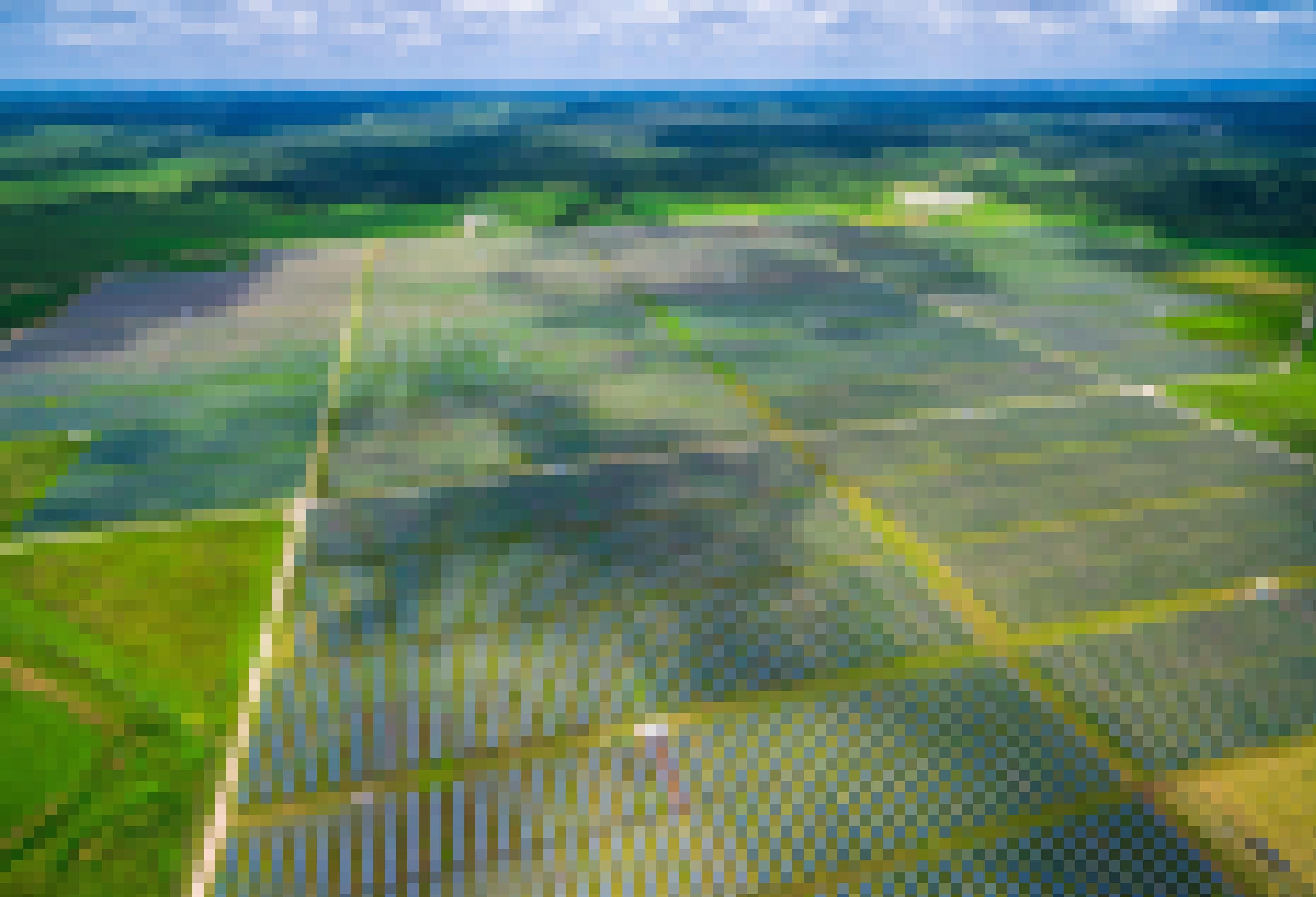 Ein Luftbild zeigt ein riesiges Feld mit Solarpanels.