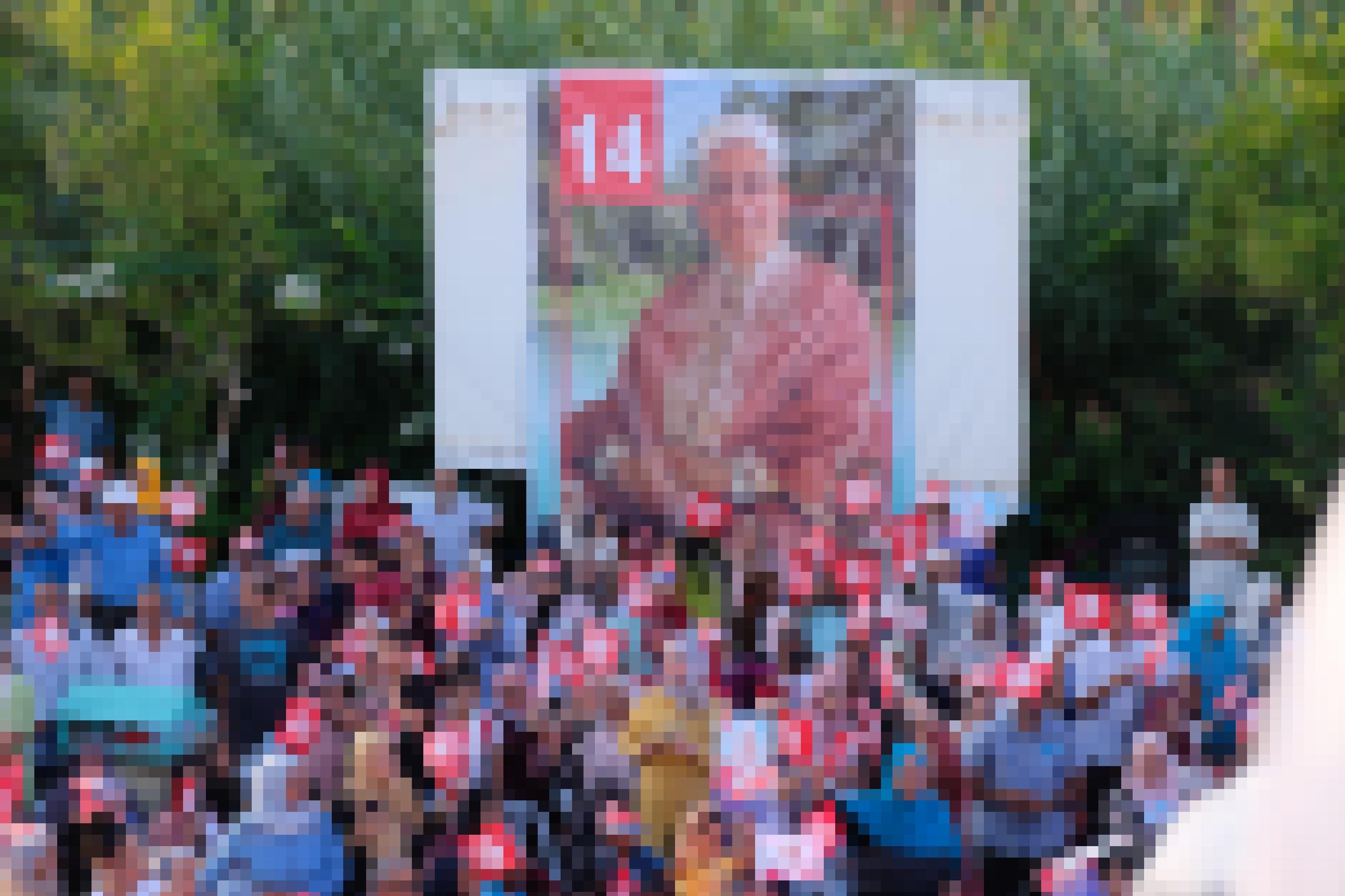 Wahlkampfmeeting der muslimisch-konservativen Ennahdha-Partei in einem Park in Gabes, Tunesien, im September 2019. Eine Gruppe von Personen schwenkt Fähnchen, im Hintergrund hängt ein großes Transparent von Abdelfattah Mourou, Präsidentschaftskandidat der Partei