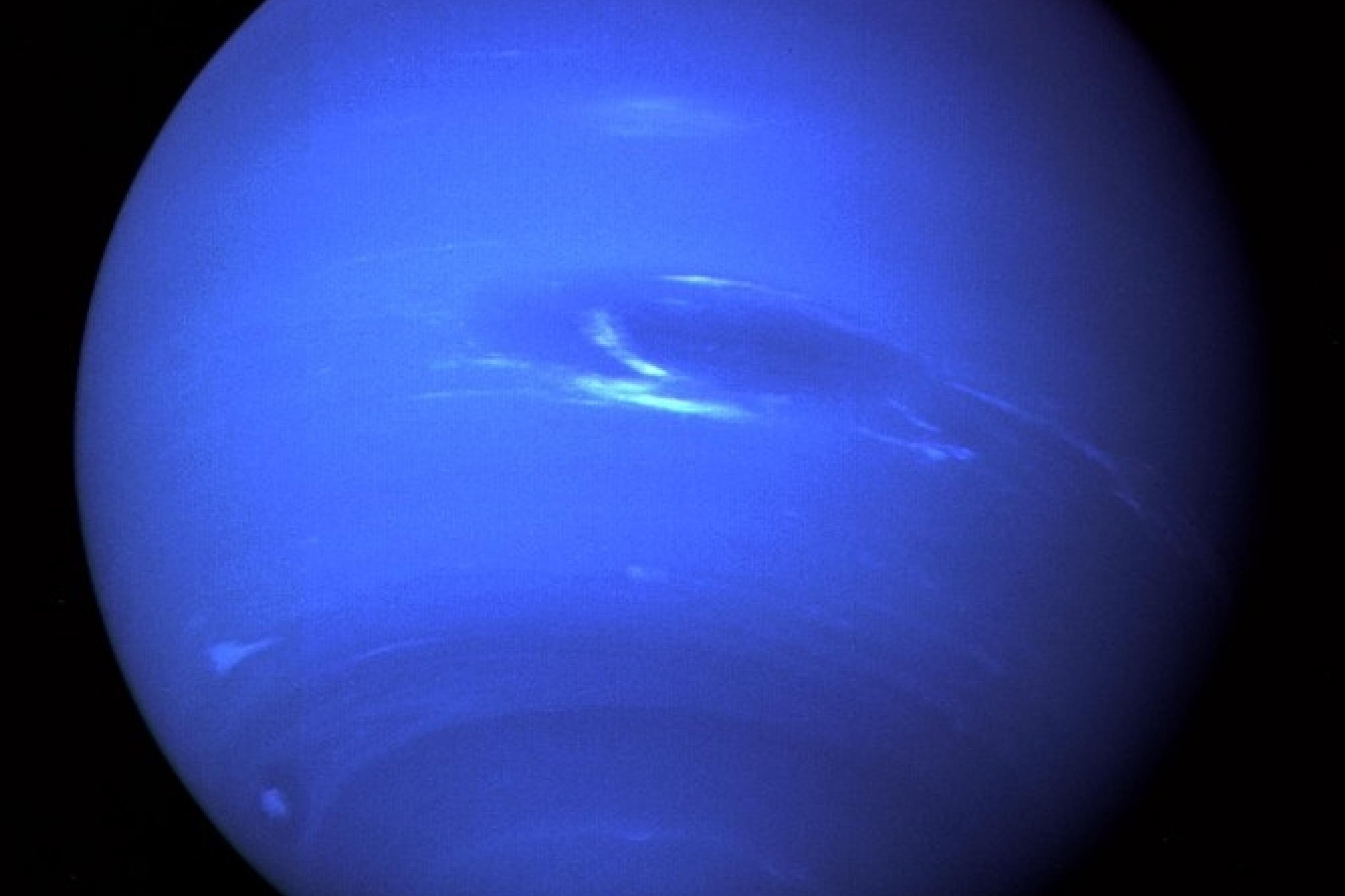 Neptun, am 22. August 1989 von Voyager 2 aufgenommen, zeigt wenig Detailreichtum – ähnlich wie der zuvor besuchte Uranus.