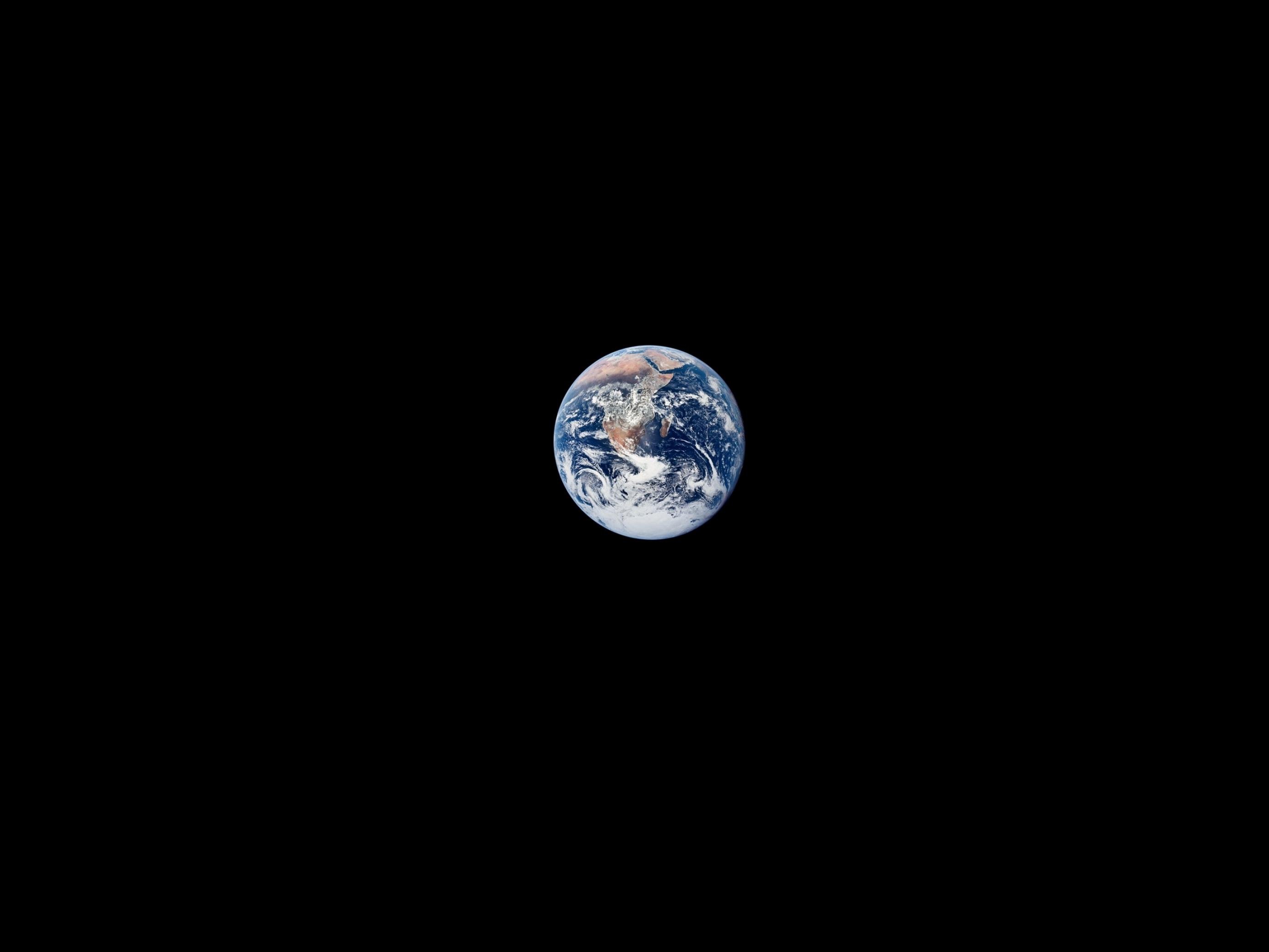 Erde aus der Ferne im Dunkel des Weltalls.