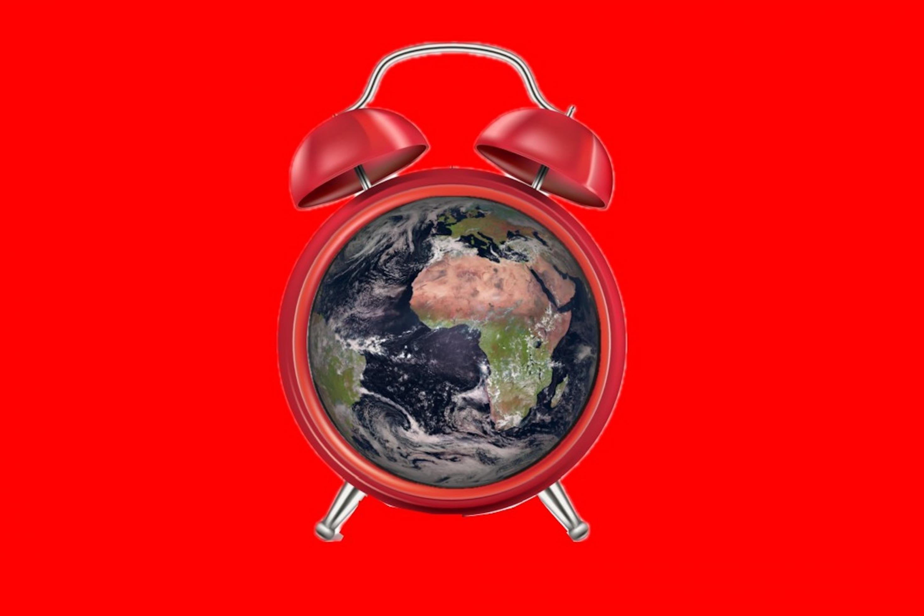 Fotomontage mit Erde als Ziffernblatt eines Weckers