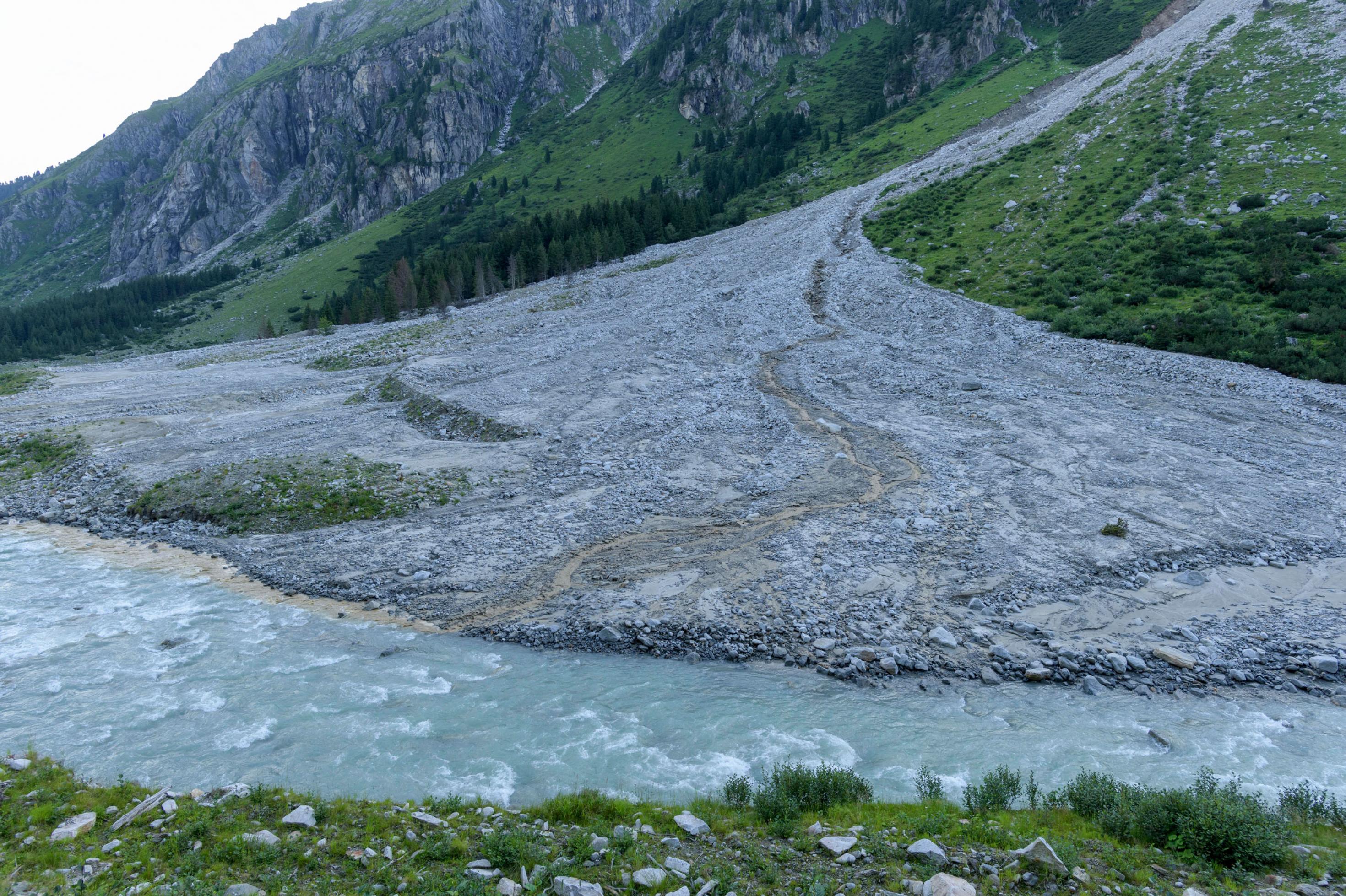 Eine Lawine aus Schutt und Geröll im alpinen Gebiet