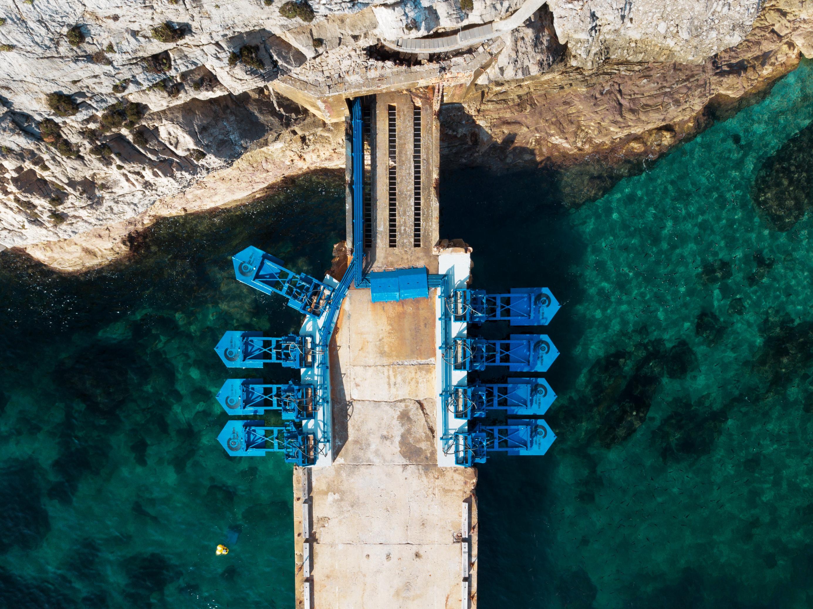 An einem alten Wehrmachtsanleger vor Gibraltar installierte Inna Braverman ihre erste Wellenkraftanlage: Auf den ersten Blick sieht man nur sechs blaue Schwimmkörper im türkisfarbenen Wasser.