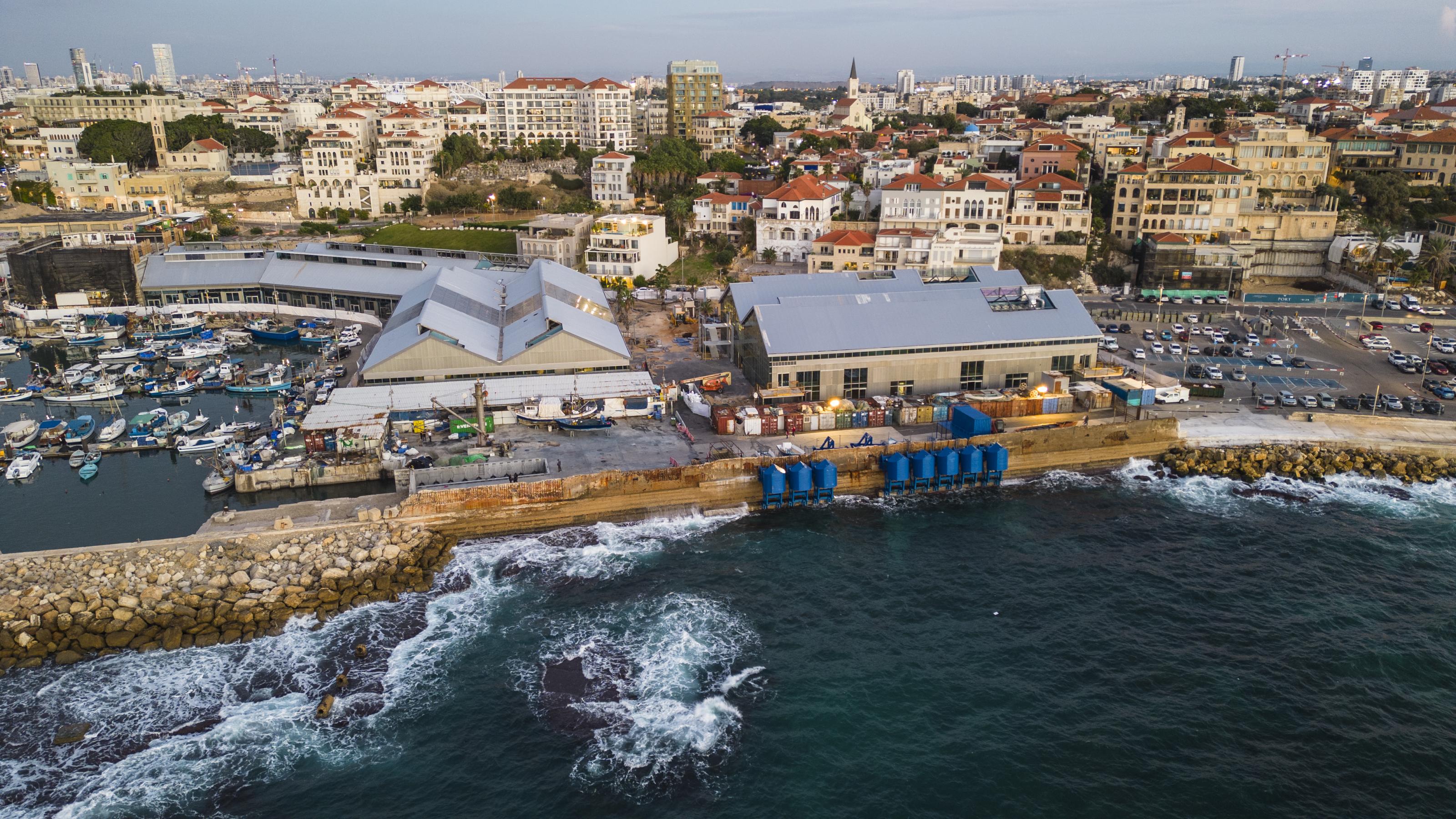 Vor dem alten Fischerhafen von Jaffa bei Tel Aviv wurden die ersten Schwimmkörper einer Wellenkraftanlage installiert.