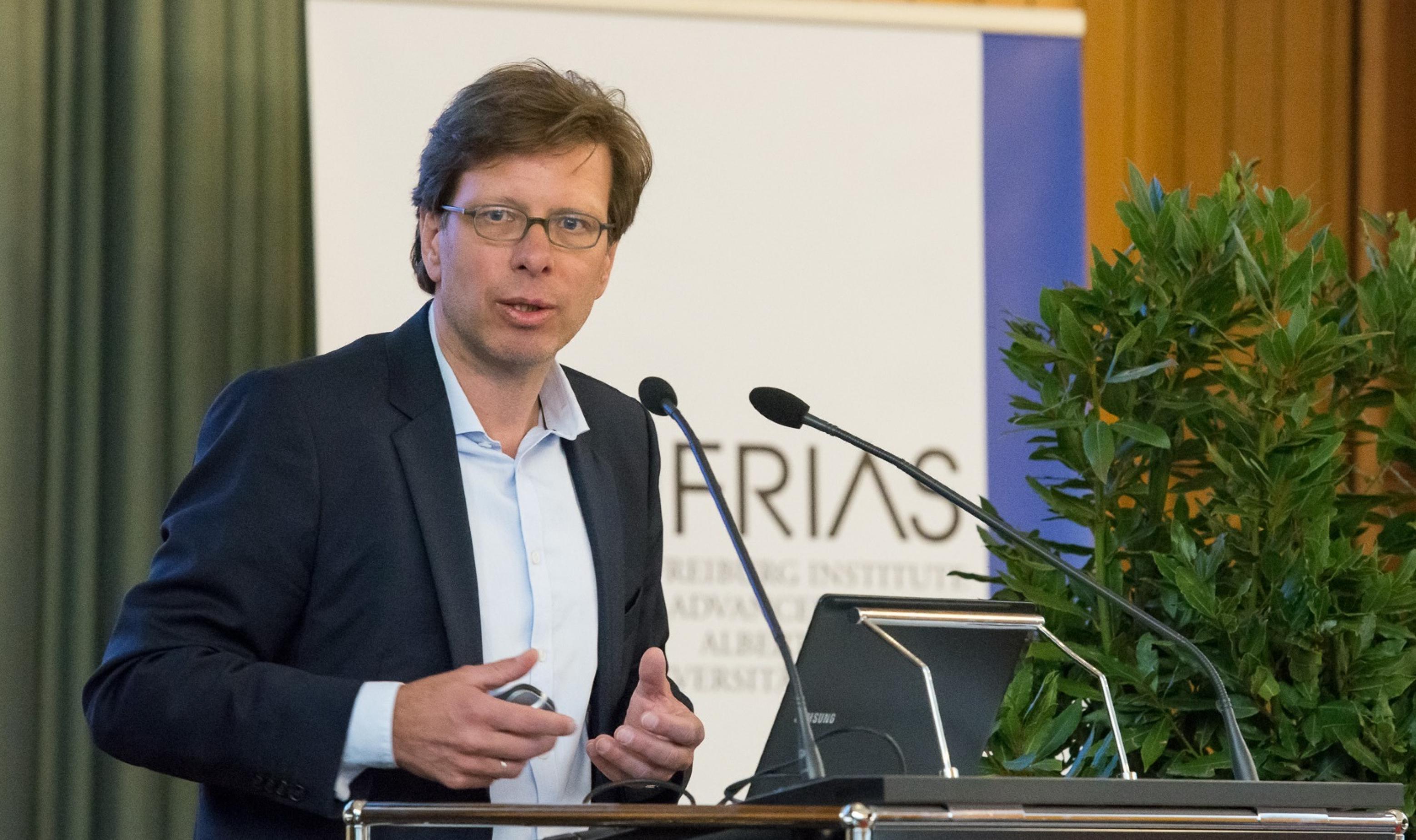 Der Redner und Buchautor Dr. Peter Spork hält einen öffentlichen Vortrag in der Aula der Freiburger Universität.