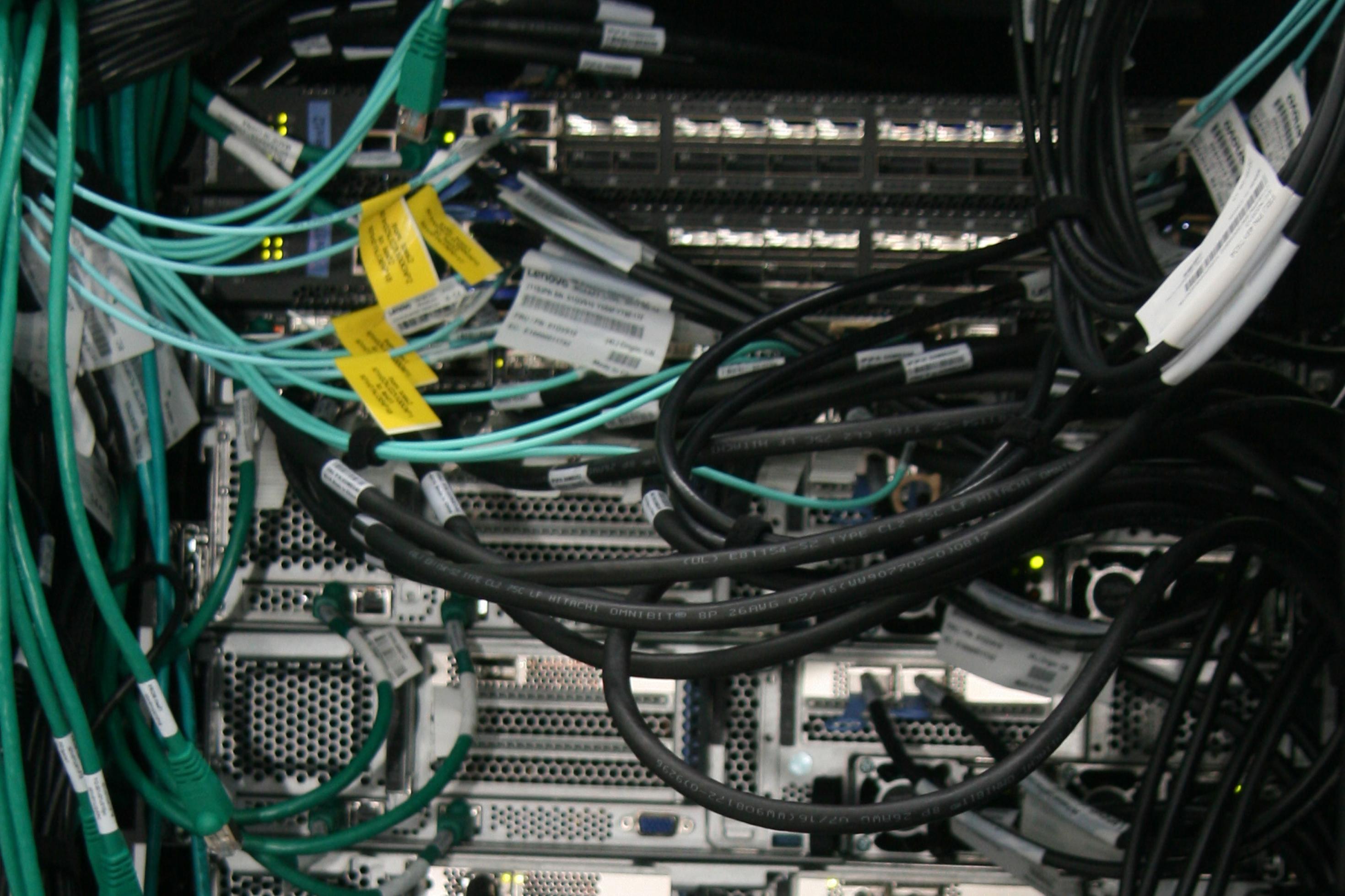 Netzwerkverkabelung auf der Hinterseite des Rack