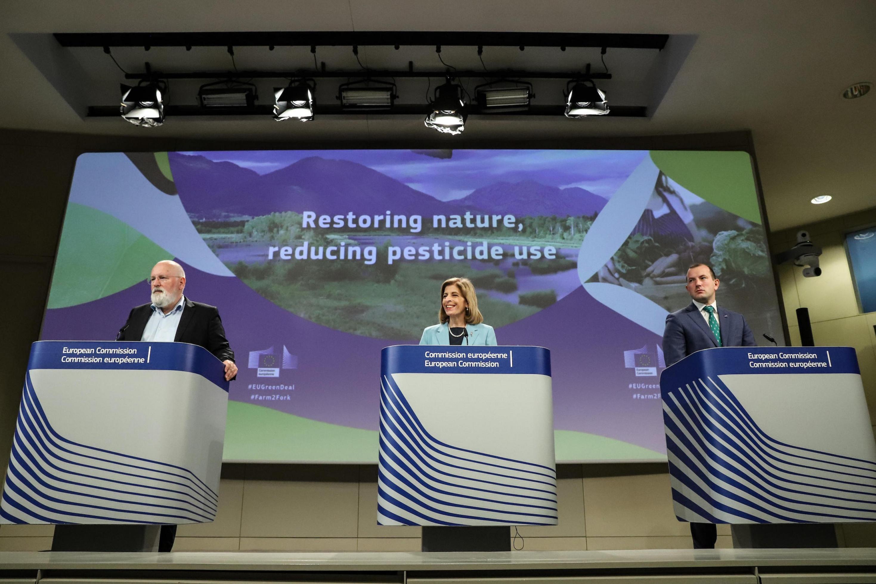 Die drei hohen EU-Mitarbeiter Frans Timmermans, Stella Kyriakides und Virginijus Sinkevicius stellen während einer Pressekonferenz ihren Plan zur Verringerung des Pestizideinsatz vor.