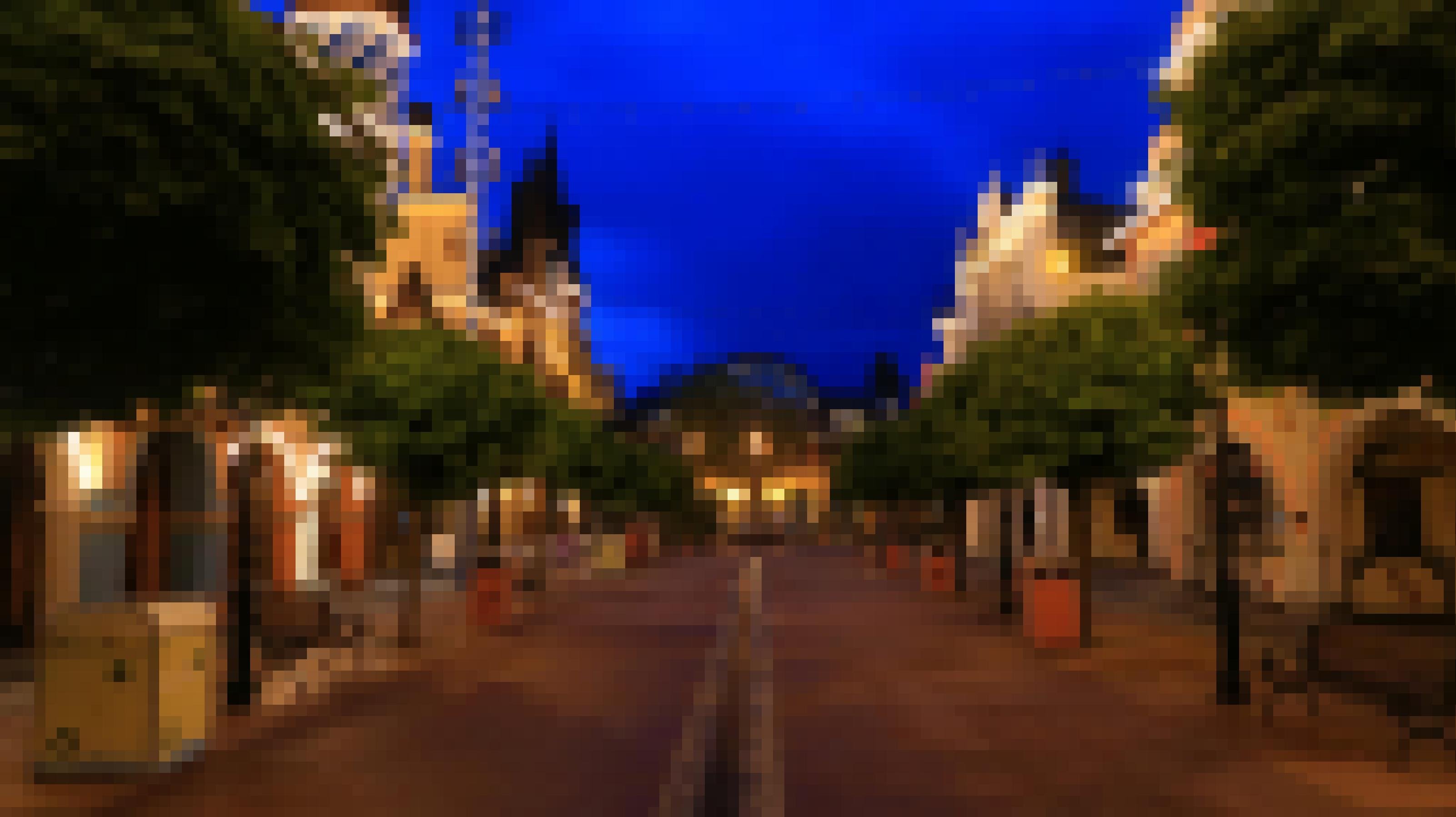 Beleuchtete Hauptstraße des Europa-Parks bei Nacht