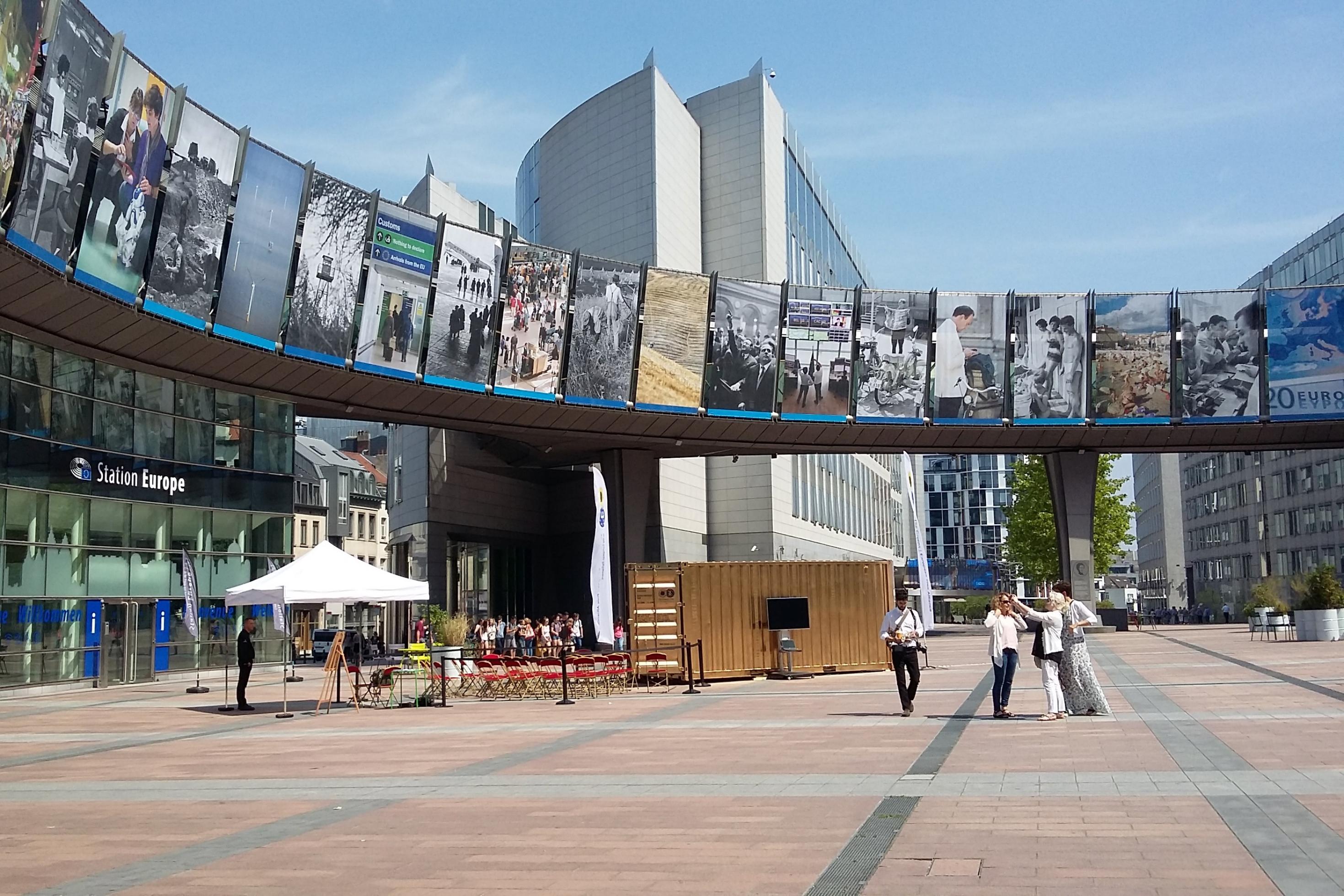 Ein Blick auf das Europaparlament in Brüssel, zu sehen ist auch eine umlaufende Galerie mit großen Fotos.